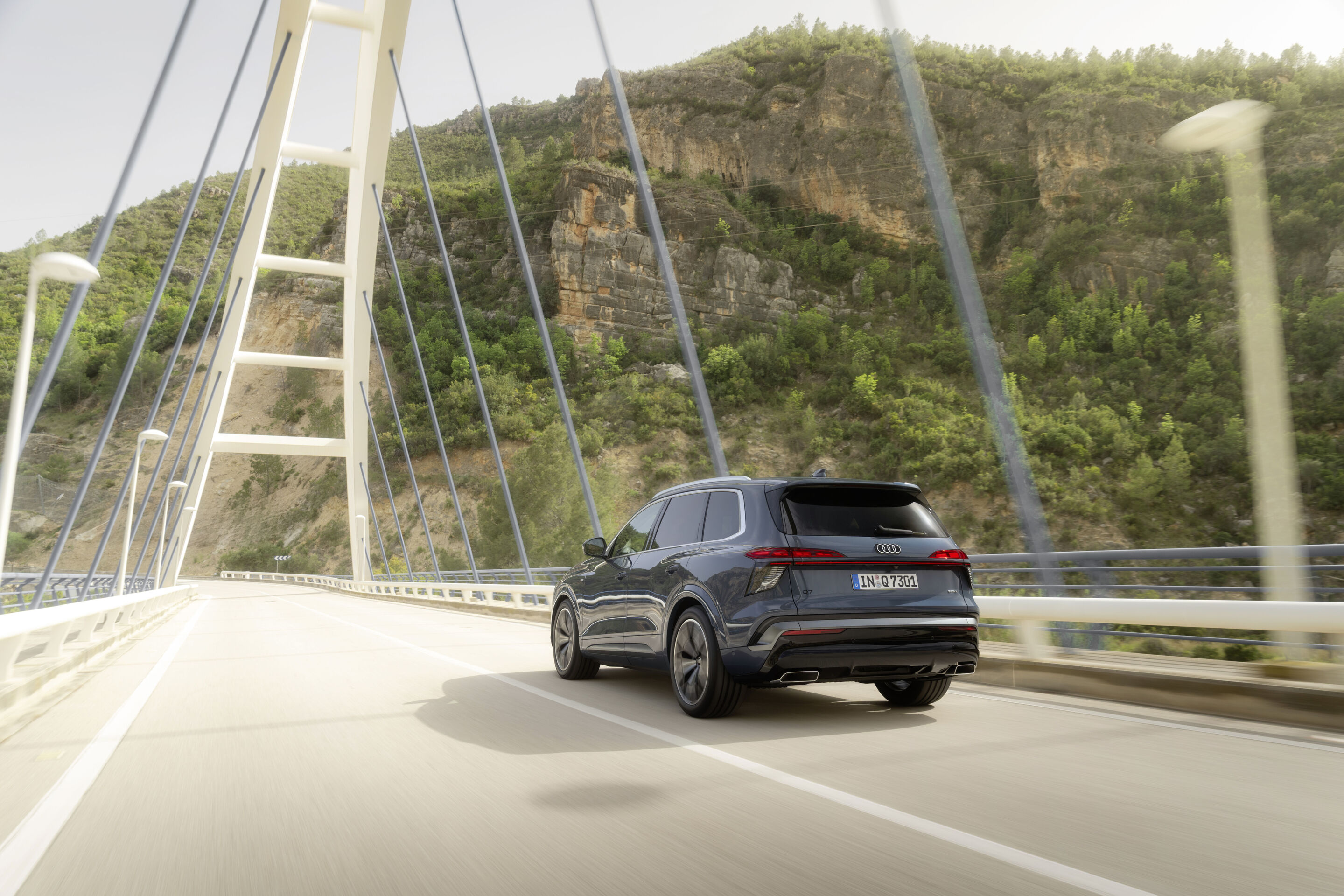 Audi Q7 SUV - Alopiasblau Metallic, Fahraufnahme, Exterieur, Dreiviertelheckansicht