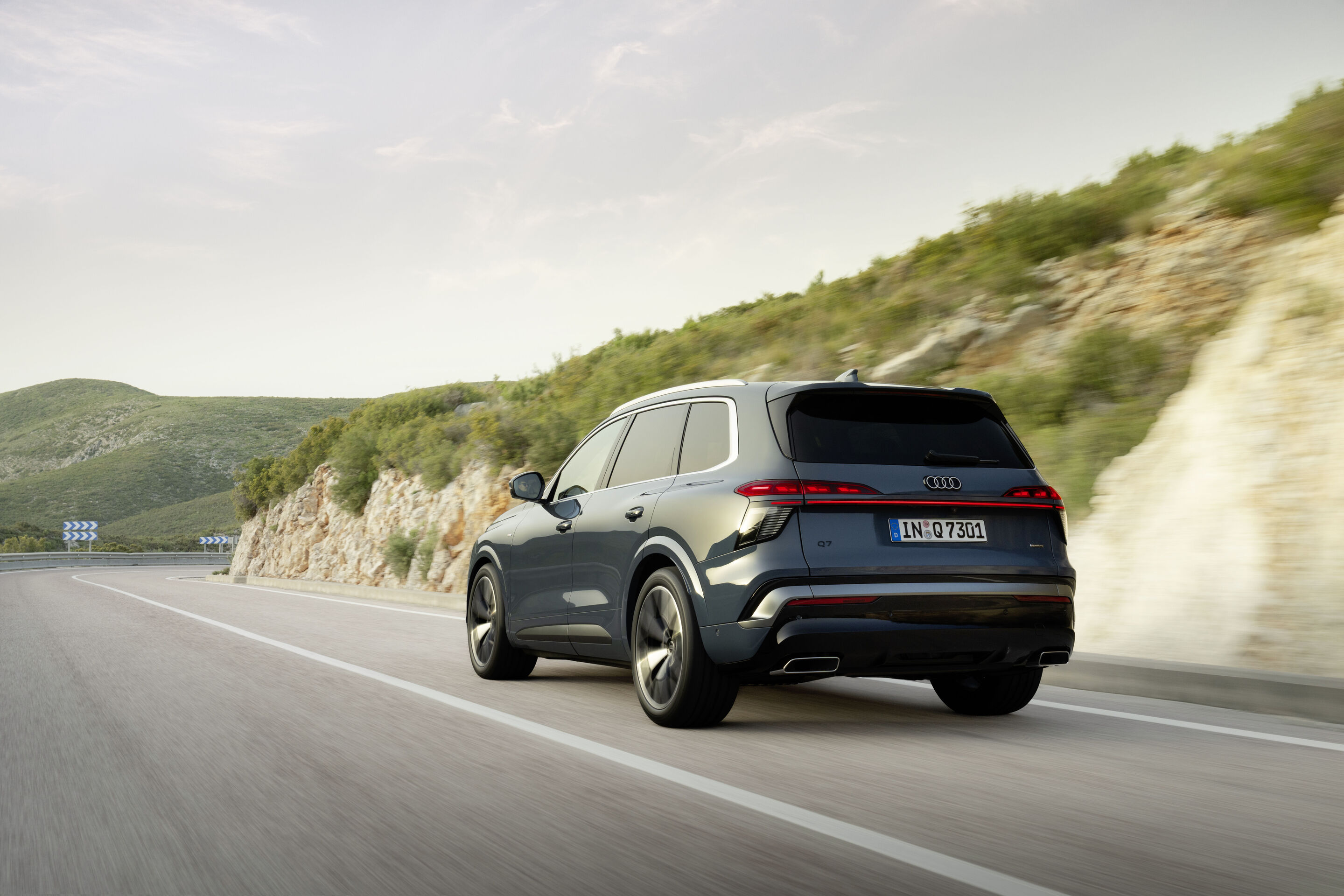Audi Q7 SUV - Alopiasblau Metallic, Fahraufnahme, Exterieur, Dreiviertelheckansicht