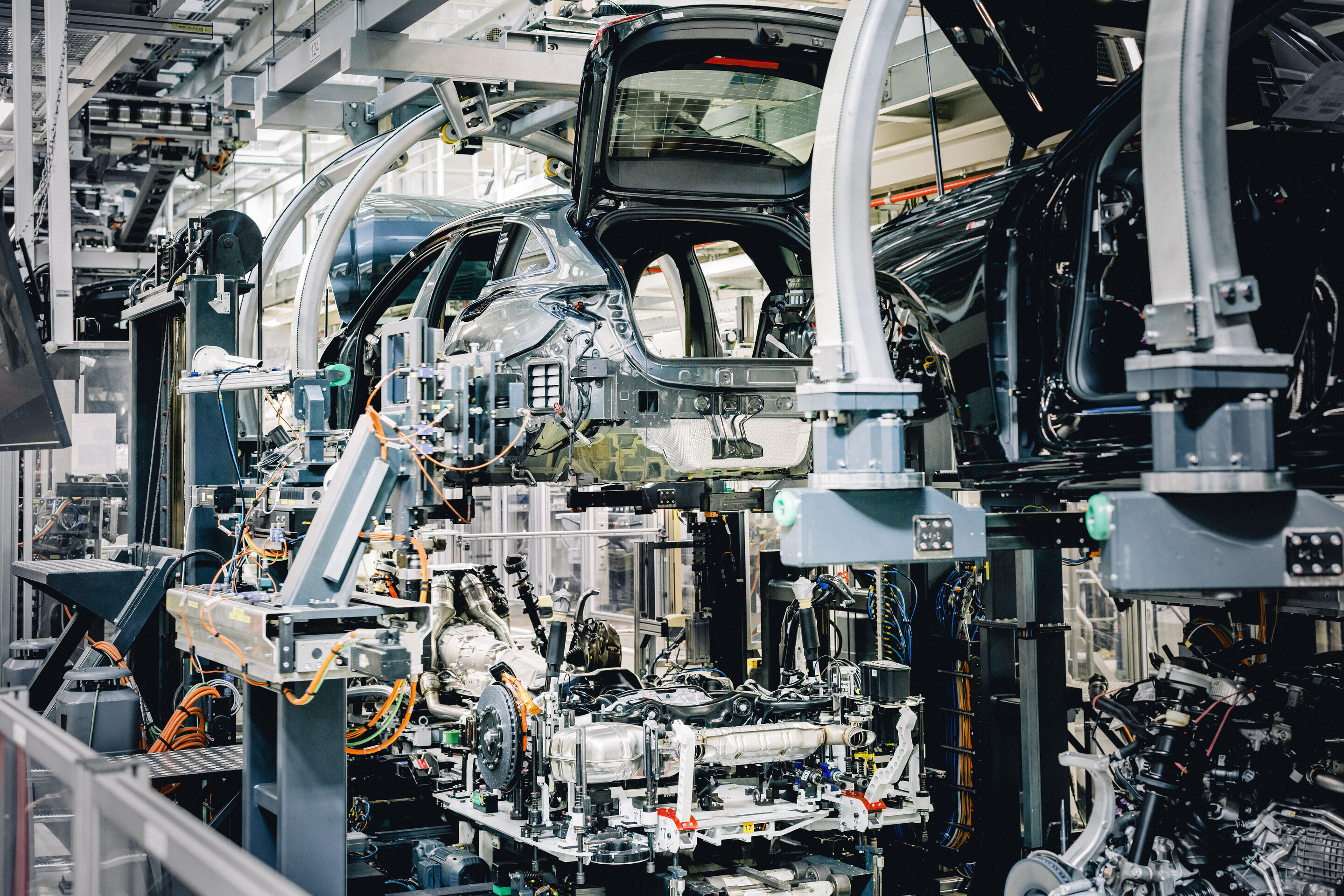 Der neue Audi RS 5: Standortübergreifende Motorenentwicklung - Karosseriestruktur des Audi RS 5 in der Fertigungslinie während der Montage von Antriebs- und Fahrwerkskomponenten im Audi Werk Neckarsulm.