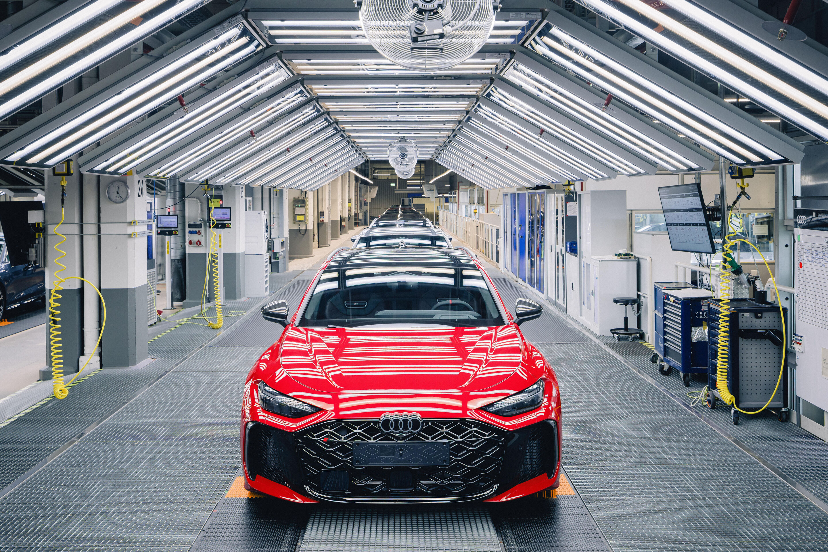 Der neue Audi RS 5: Standortübergreifende Motorenentwicklung - Audi RS 5 Avant in Progressivrot während eines Arbeitsschritts in der Produktionslinie der Audi Werks in Neckarsulm.