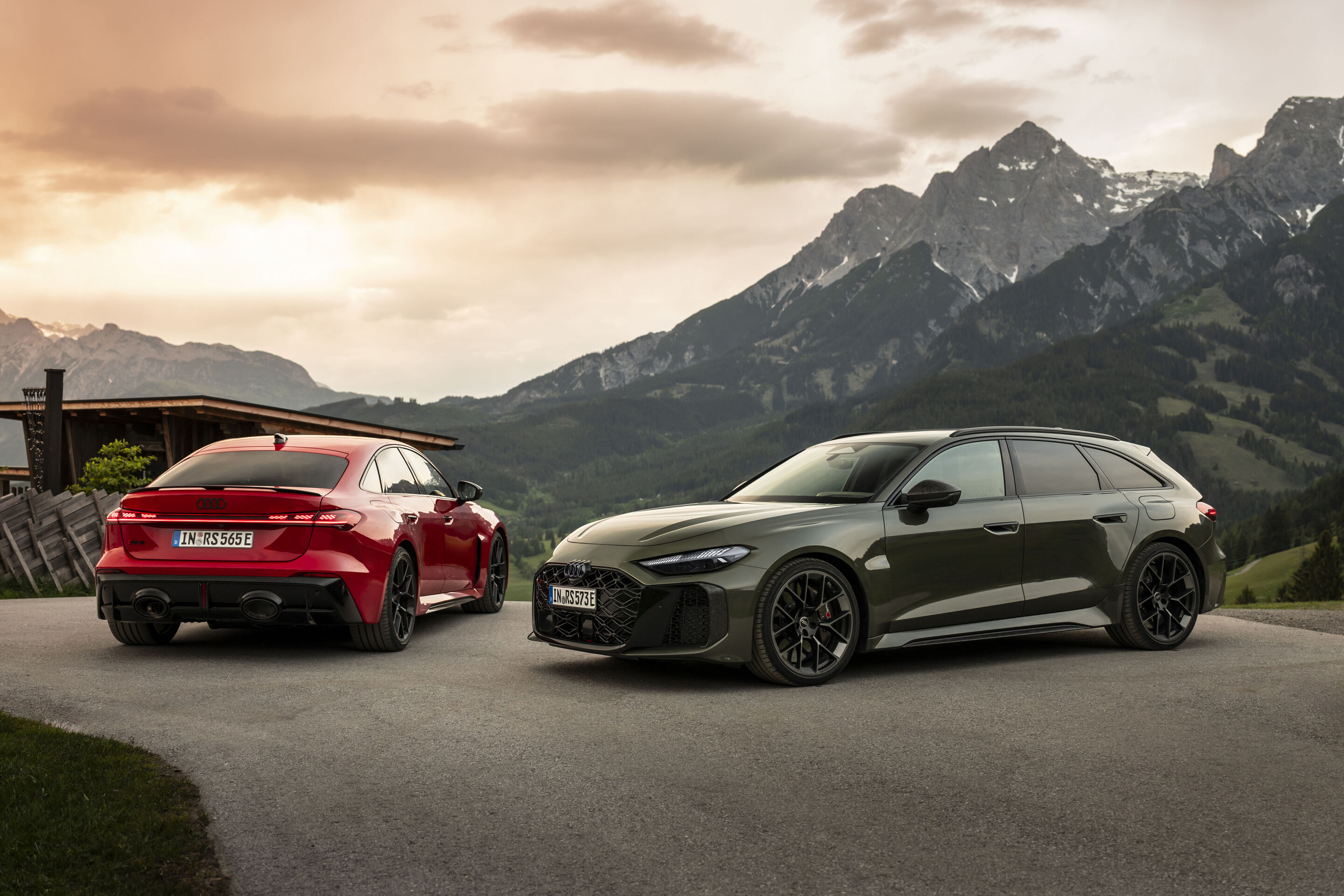 Der neue Audi RS 5: Standortübergreifende Motorenentwicklung - Von links: Audi RS 5 Limousine in Progressivrot, Audi RS 5 Avant in Bedfordgrün, Outdoor-Standaufnahme, Exterieur, Dreiviertelheck- und Dreiviertelfrontansicht
