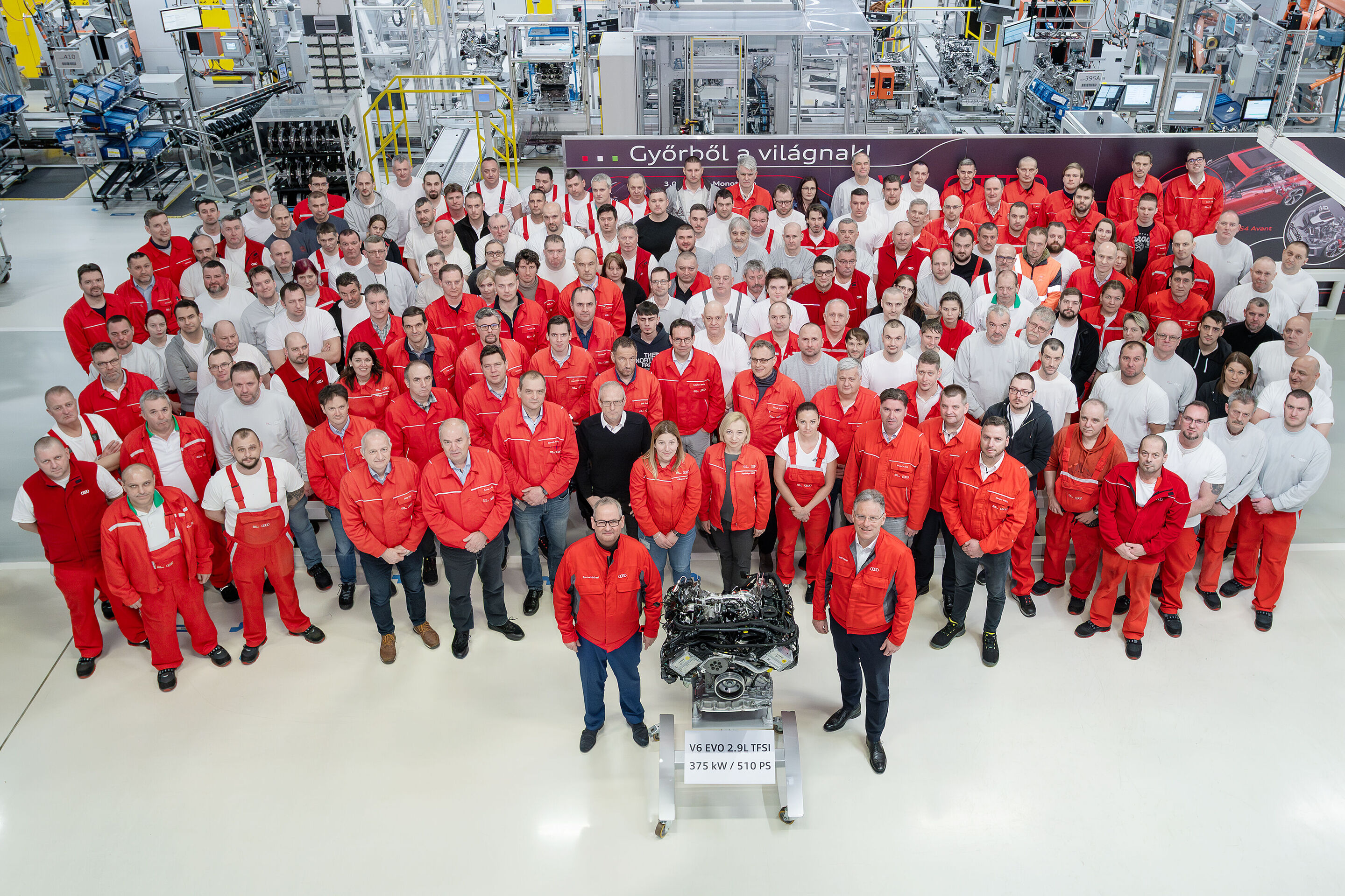 Der neue Audi RS 5: Standortübergreifende Motorenentwicklung - Das Team der Motorenfertigung von Audi Hungaria in der Produktionshalle