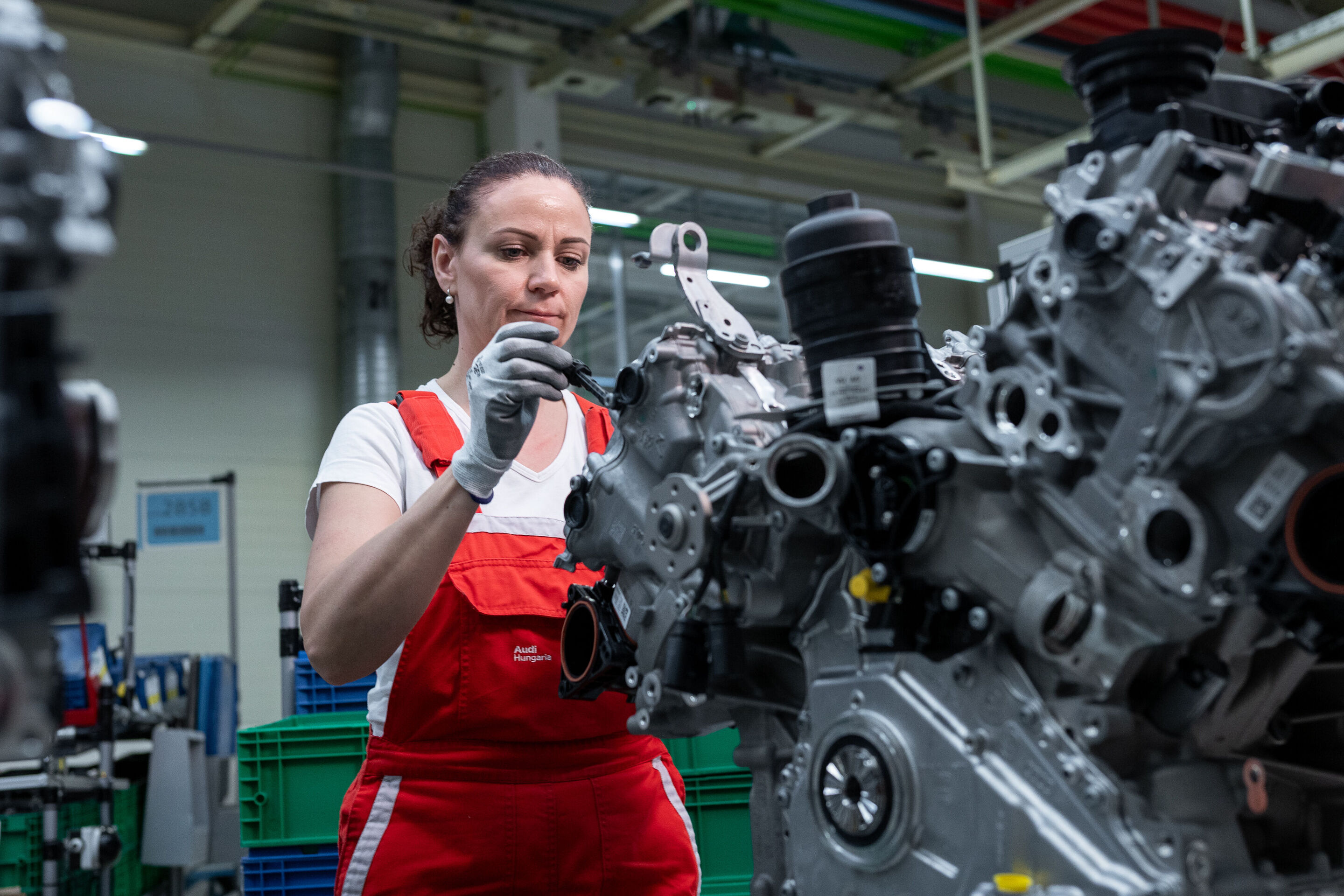 Der neue Audi RS 5: Standortübergreifende Motorenentwicklung - Montage eines V6-Motors in der Motorenfertigung der Audi Hungaria