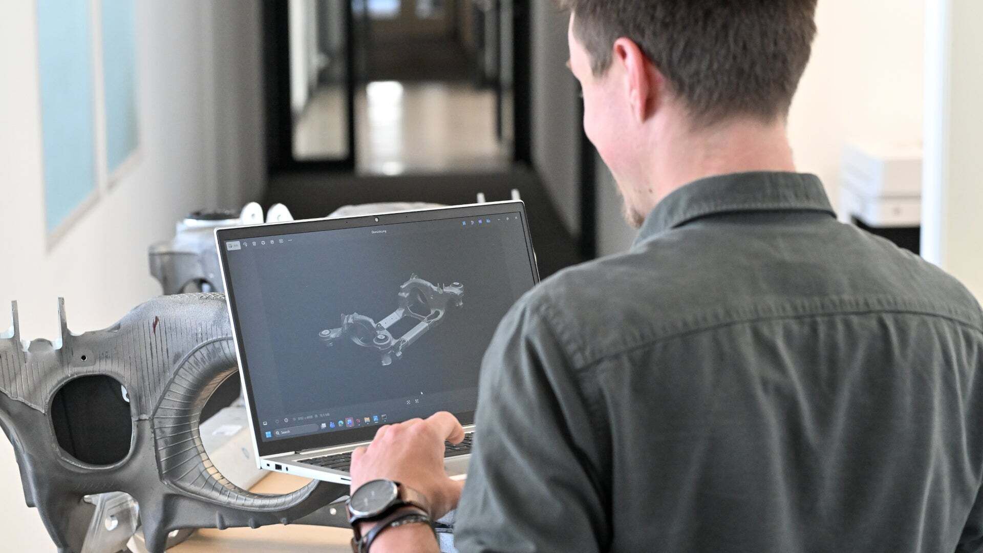 Eine Person, die am Laptop arbeitet - Eine Person, die am Laptop arbeitet