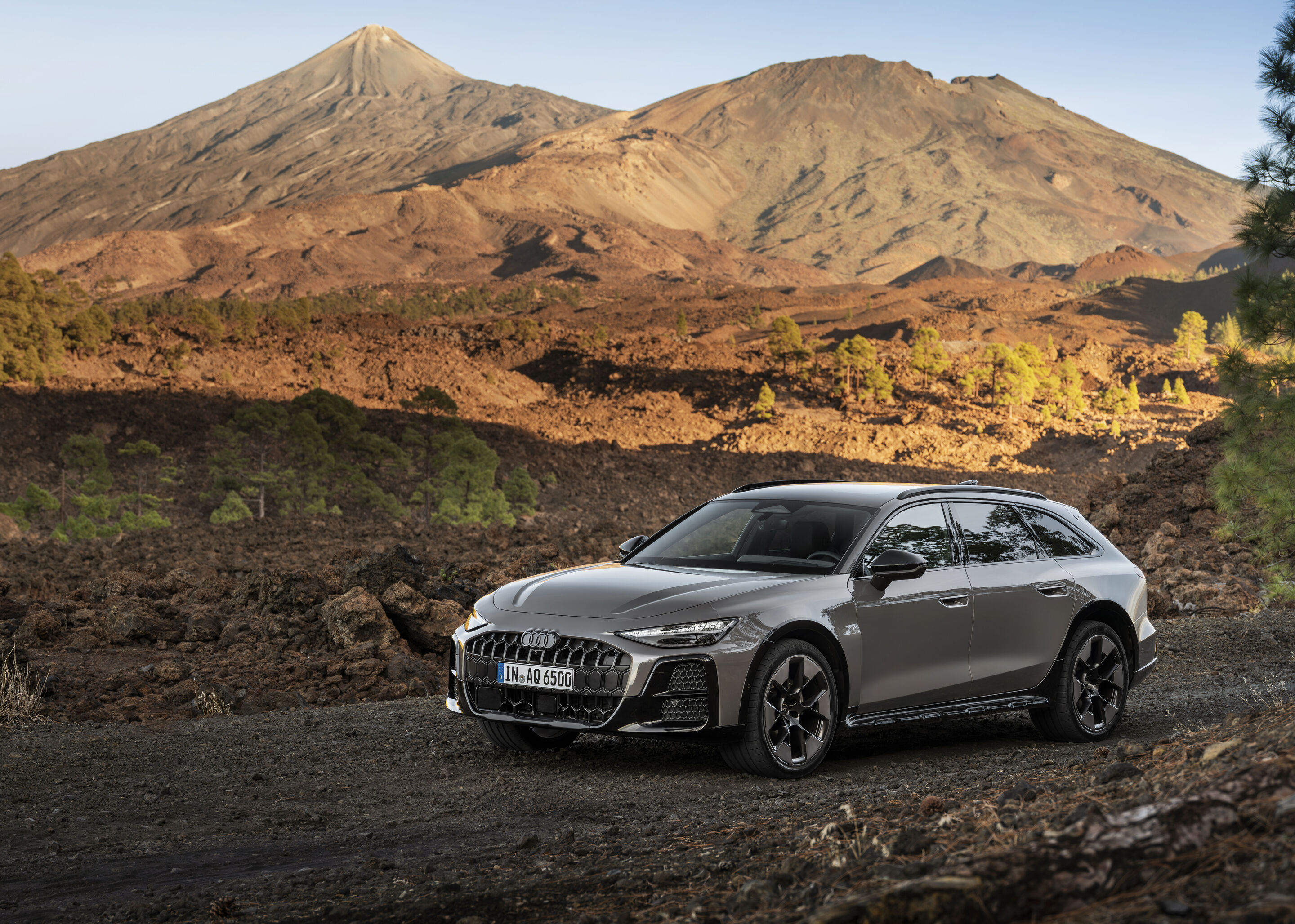 Audi A6 allroad quattro - Audi A6 allroad (plateaugrau metallic) in einer Vulkanlandschaft mit markantem Bergpanorama.