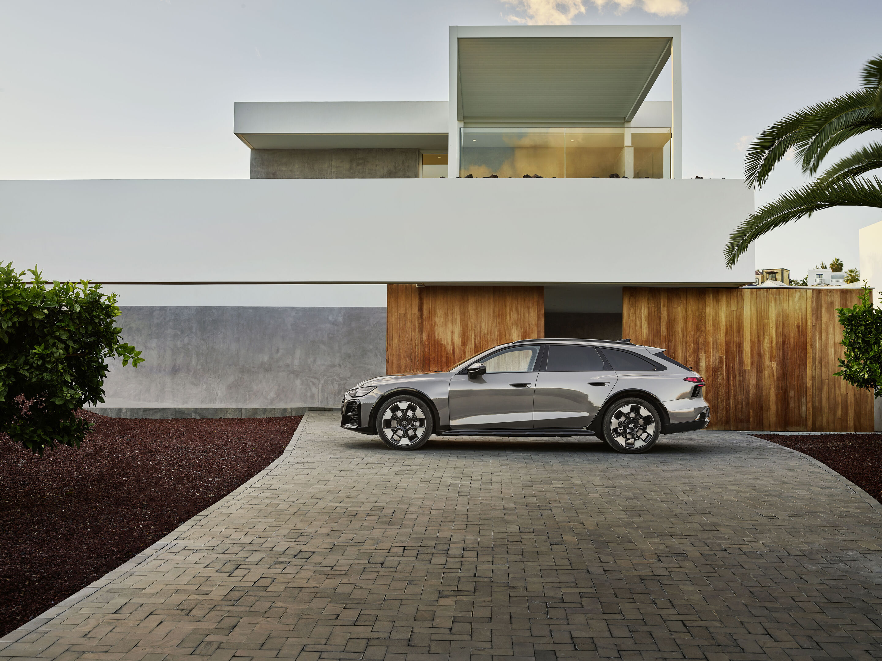 Audi A6 allroad quattro - Seitenansicht des Audi A6 allroad (plateau grau metallic) vor moderner Architektur (static shot)