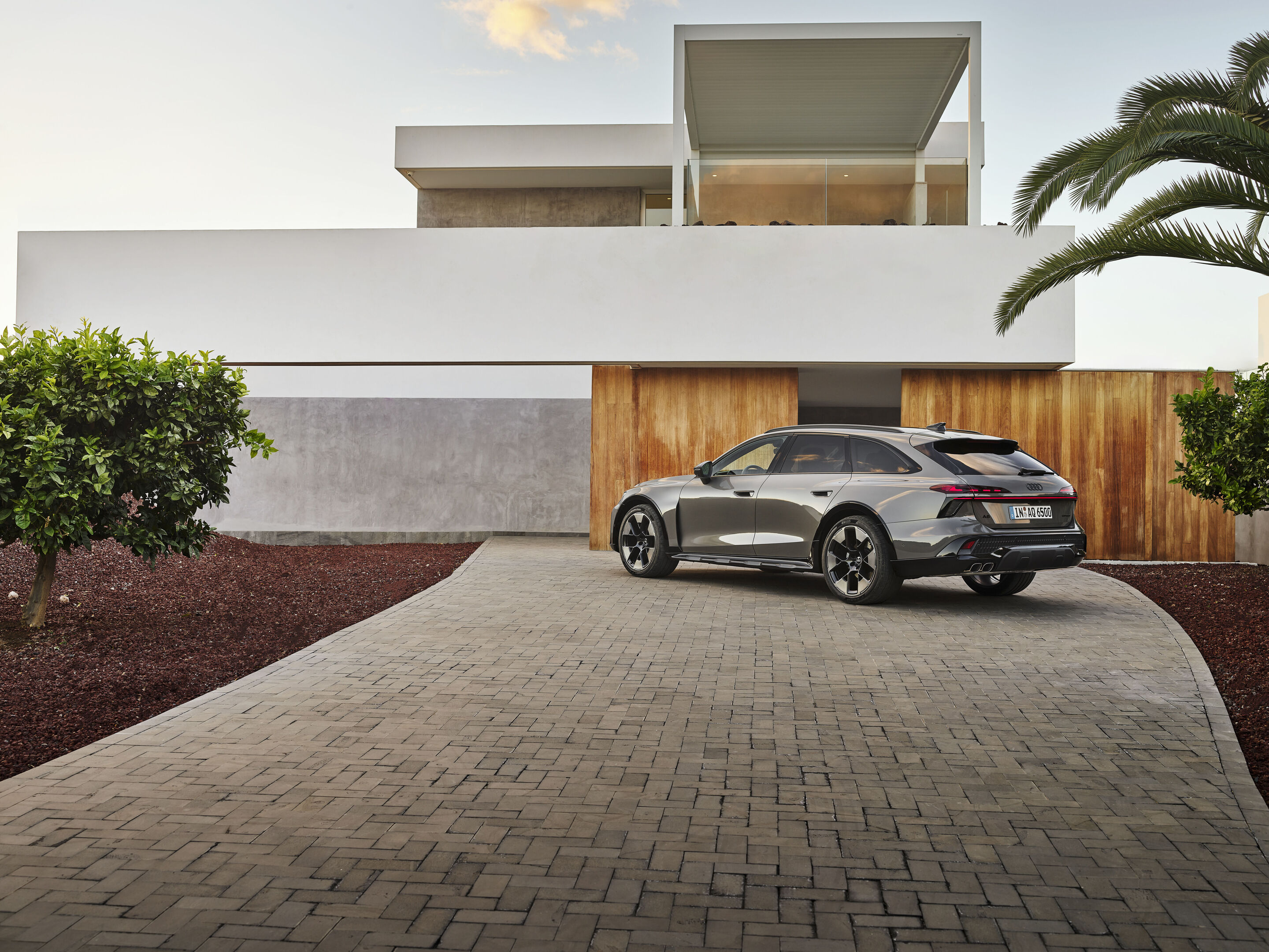 Audi A6 allroad quattro - Audi A6 allroad (plateaugrau metallic) Heckansicht vor moderner Architektur (Standaufnahme).