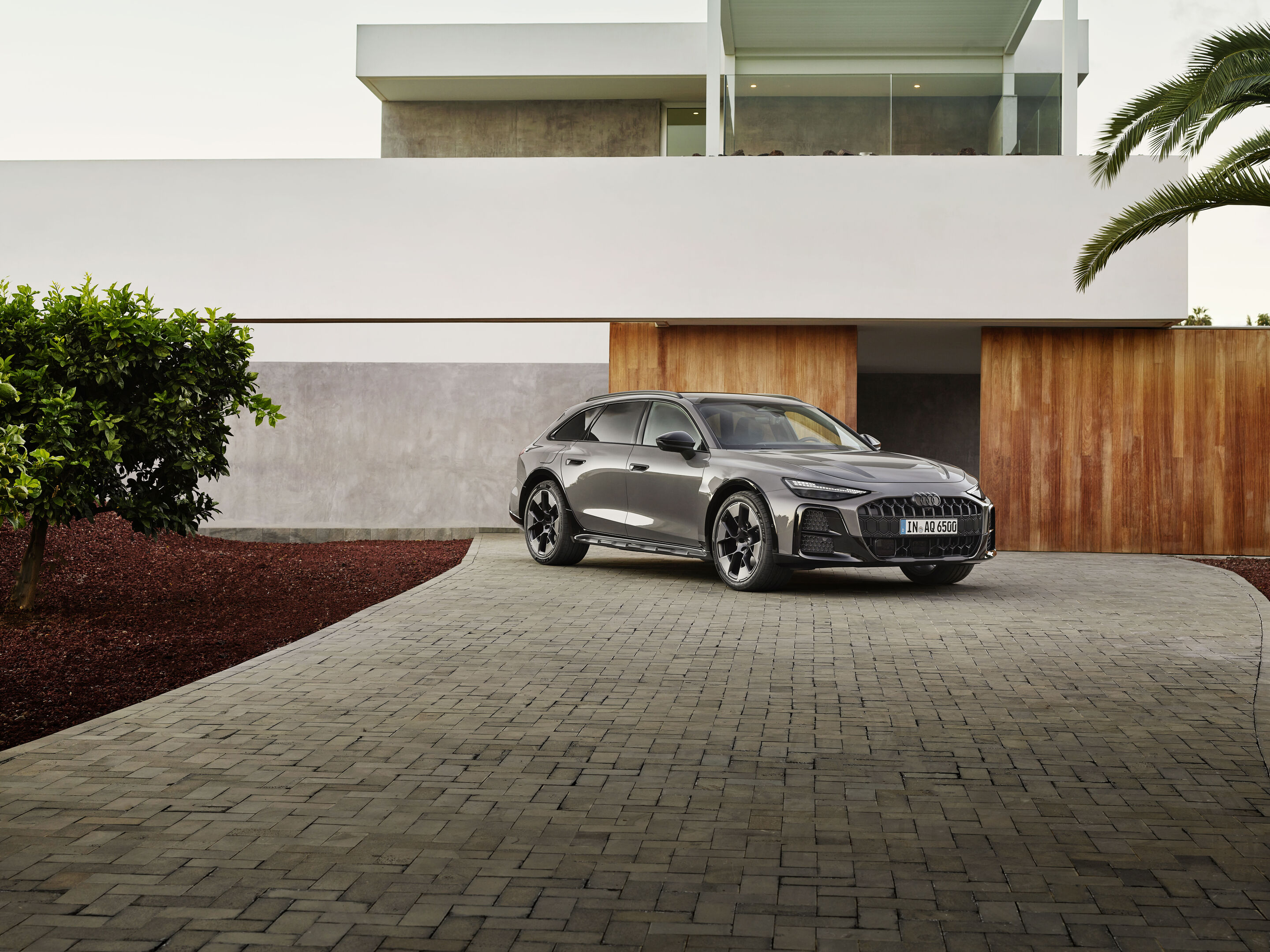 Audi A6 allroad quattro - Audi A6 allroad (plateaugrau metallic) Frontansicht in moderner Architektur (Standaufnahme).