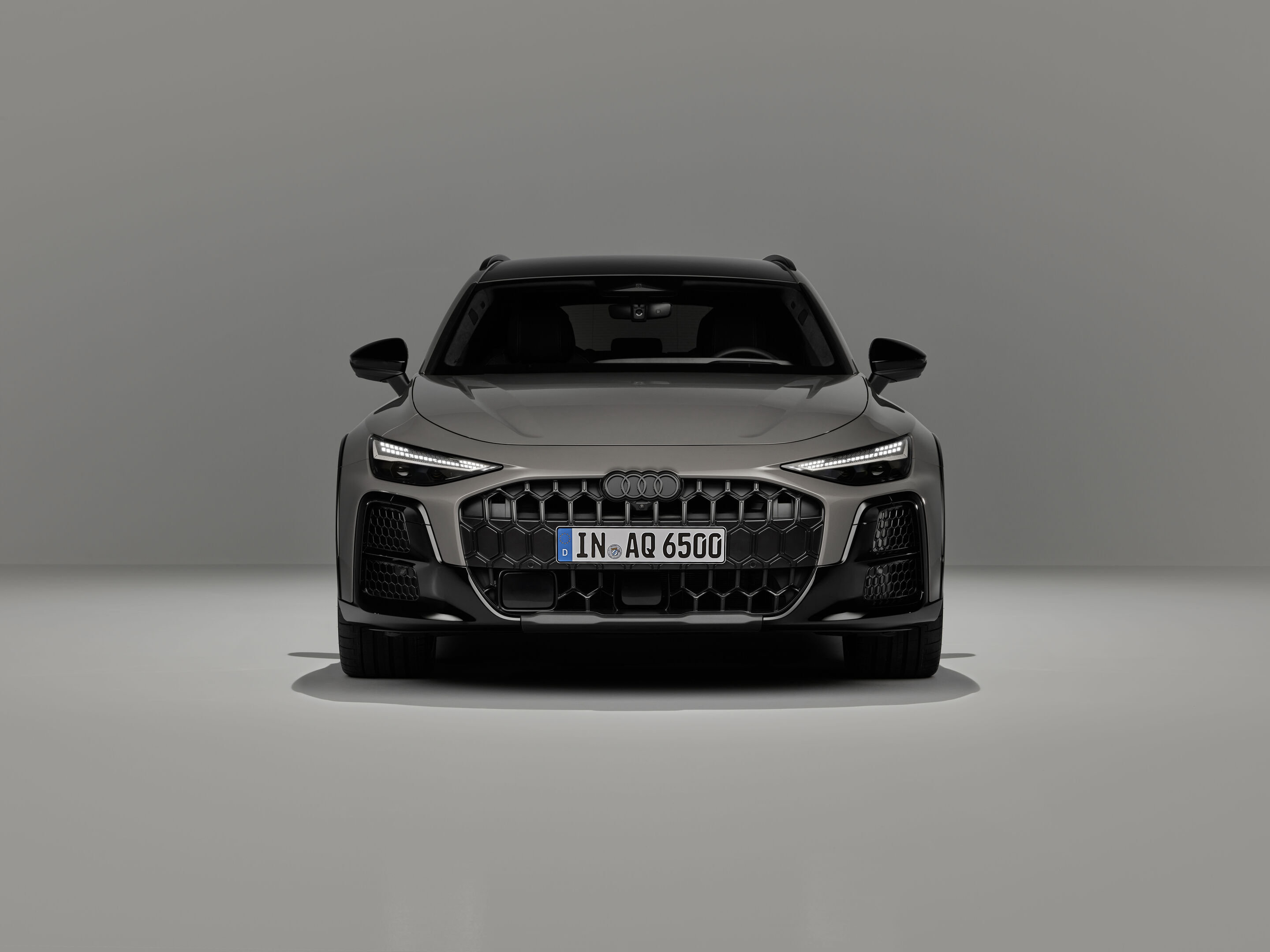 Audi A6 allroad quattro - Audi A6 allroad (plateau grey metallic) in a front view: The wide stance, the striking bumper and the digital matrix led headlights emphasize presence and sporty elegance.
