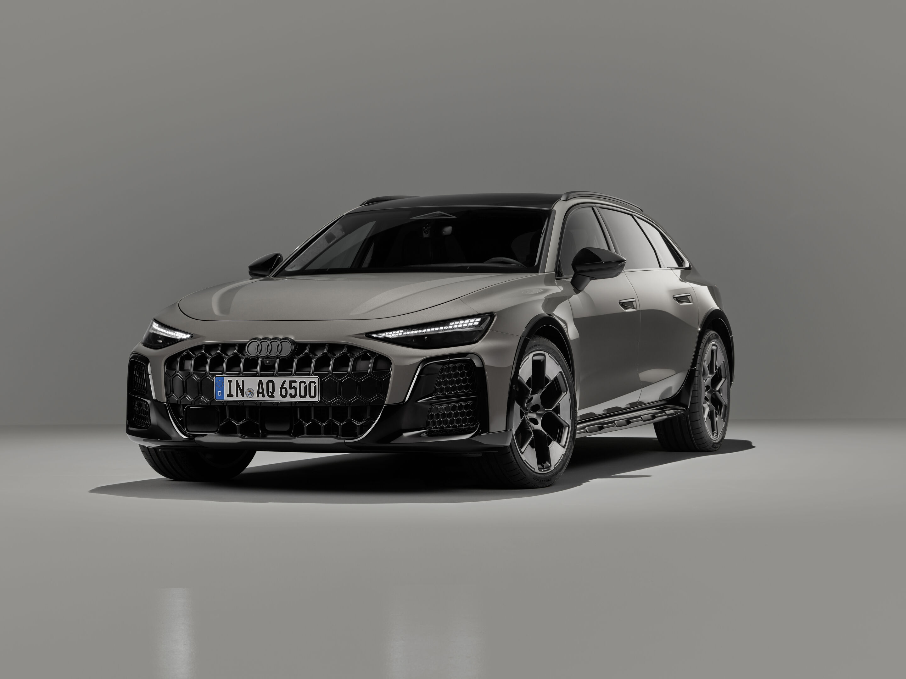 Audi A6 allroad quattro - Audi A6 allroad (plateau grey metallic) in front three-quarter view:  The grilles of the Singleframe and the large side air intakes have vertical, hexagon-shaped design elements, which emphasize the increased ground clearance.