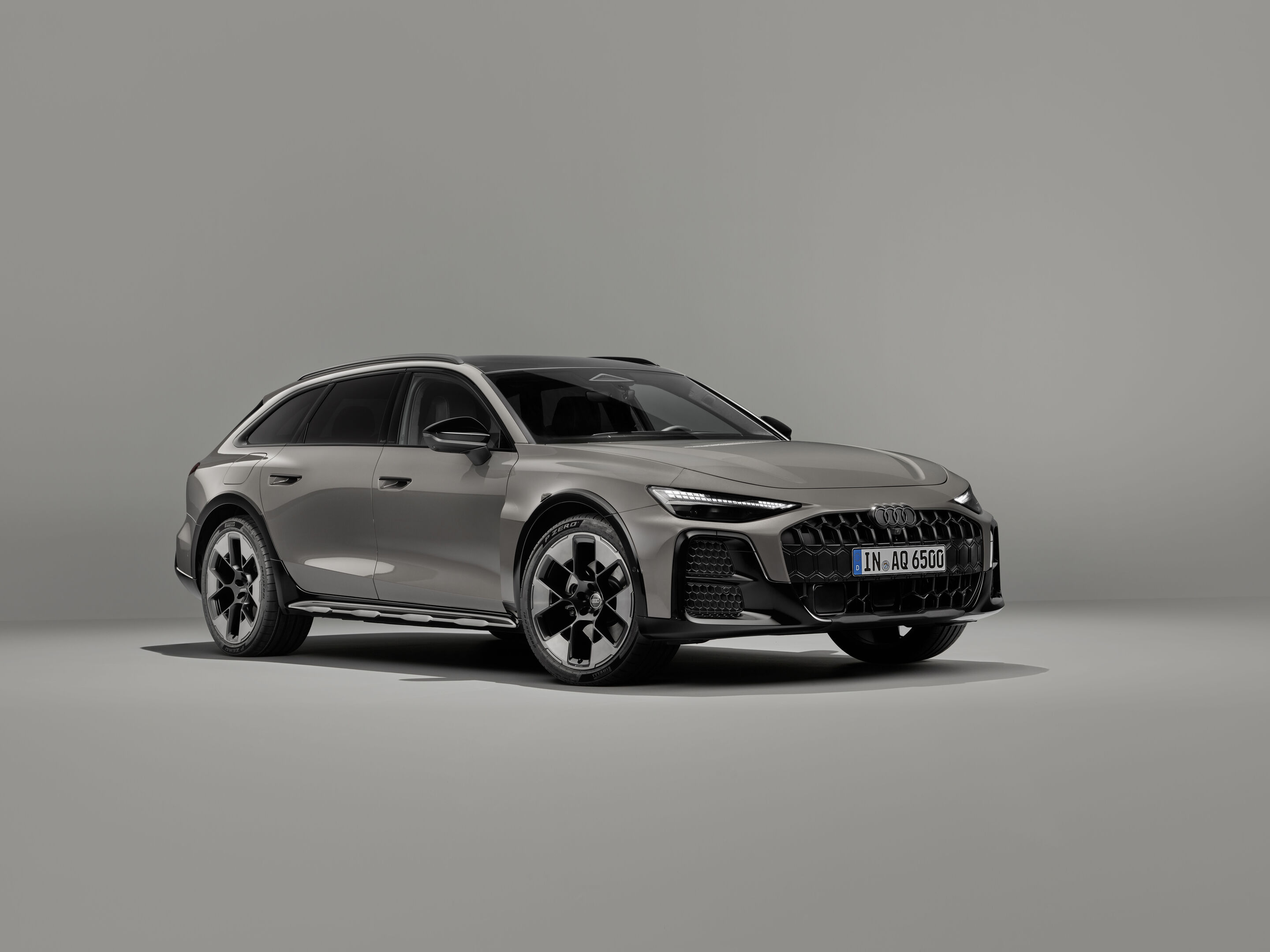 Audi A6 allroad quattro - Audi A6 allroad (plateau grey metallic) in a front three-quarter view: The wide body, 21 inch alloy wheels, and allroad-specific design elements give the A6 allroad an imposing presence.