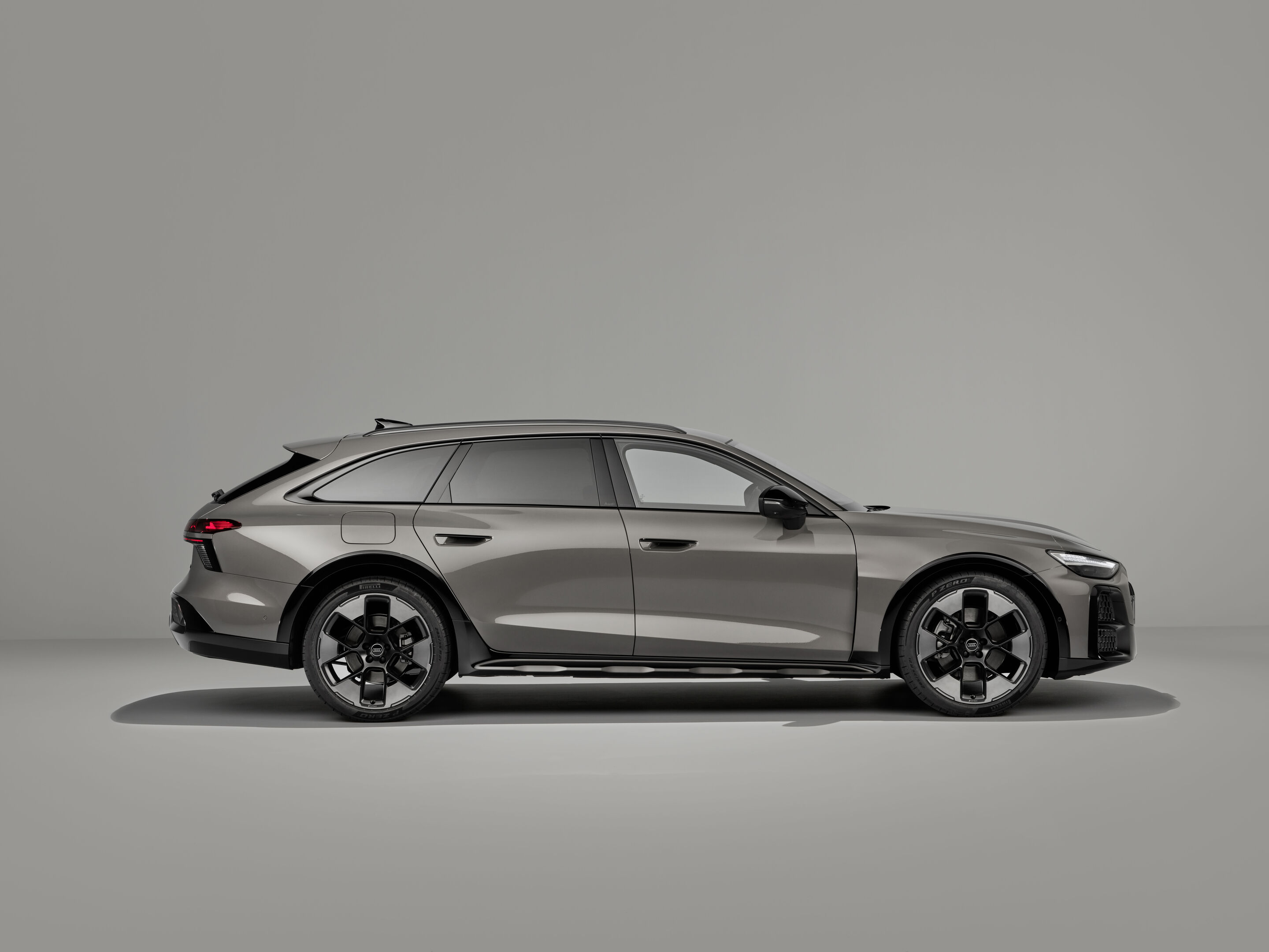 Audi A6 allroad quattro - Audi A6 allroad (plateaugrau metallic) in Seitenansicht: Die erhöhte Bodenfreiheit und der allroad-spezifische Seitenschweller mit Hexagon-Elementen prägen die Silhouette.