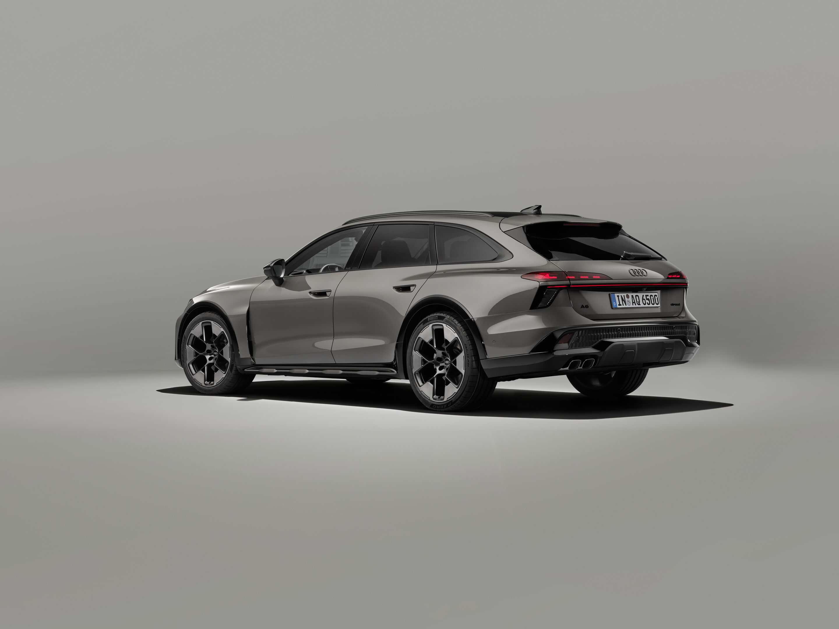 Audi A6 allroad quattro - Audi A6 allroad (plateau grey metallic) rear three-quarter view:  While the top of the body is sporty and elegant, the lower part of the A6 allroad reveals its rugged and practical identity.