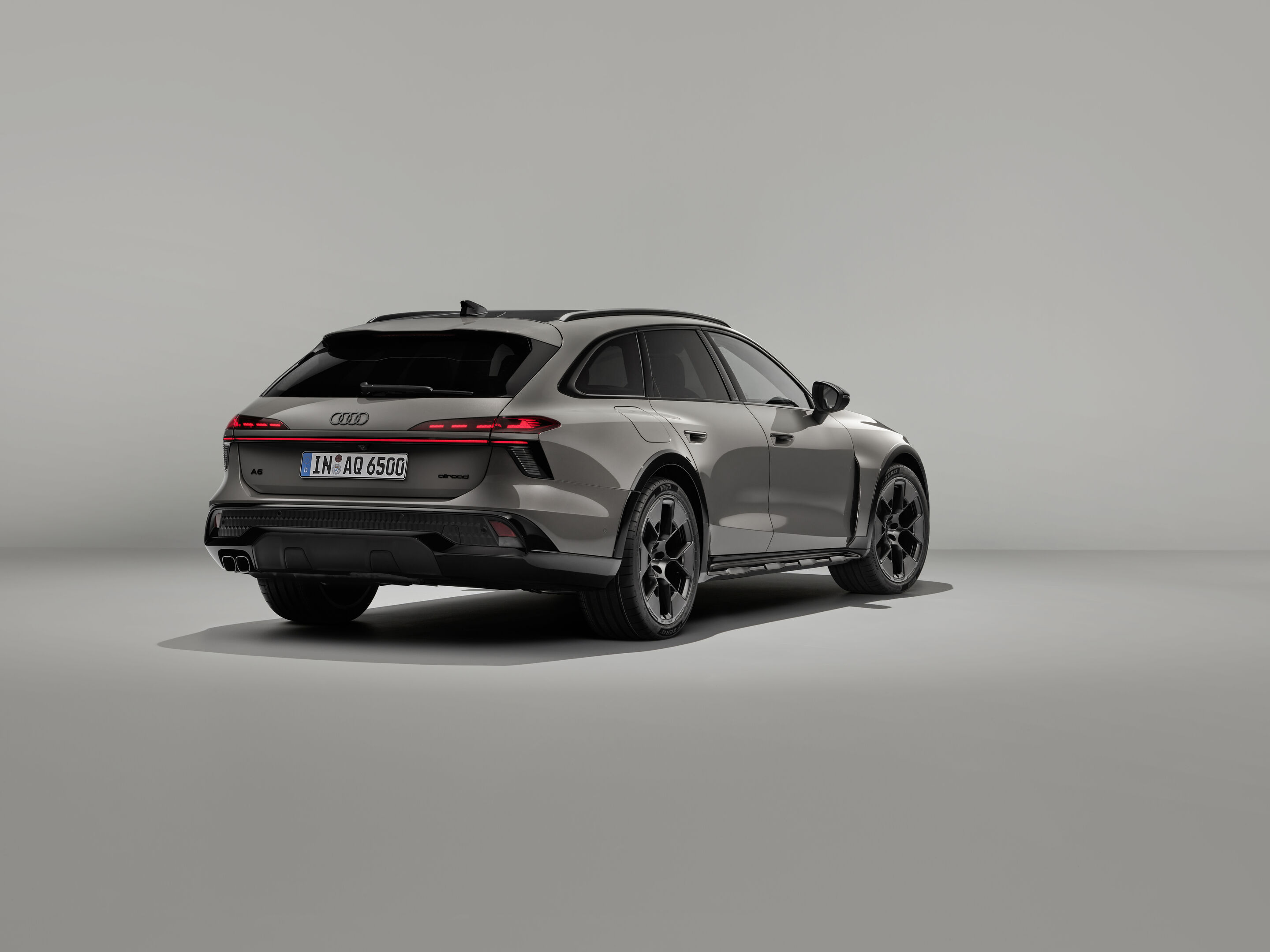 Audi A6 allroad quattro - Audi A6 allroad (plateau grey metallic) rear three-quarter view: The widened fenders at the front and the rear give the A6 allroad a striking presence.
