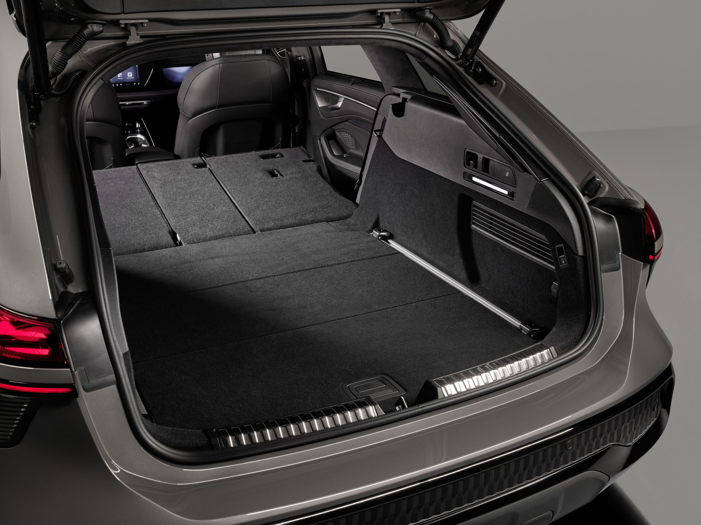 Audi A6 allroad quattro - Audi A6 allroad (plateaugrau metallic) Gepäckraum mit geklappten Rücksitzen: Die große Ladefläche und flexible Sitzkonfiguration im Fond (40:20:40) ermöglichen ein hohes Maß an Variabilität und Alltagstauglichkeit.