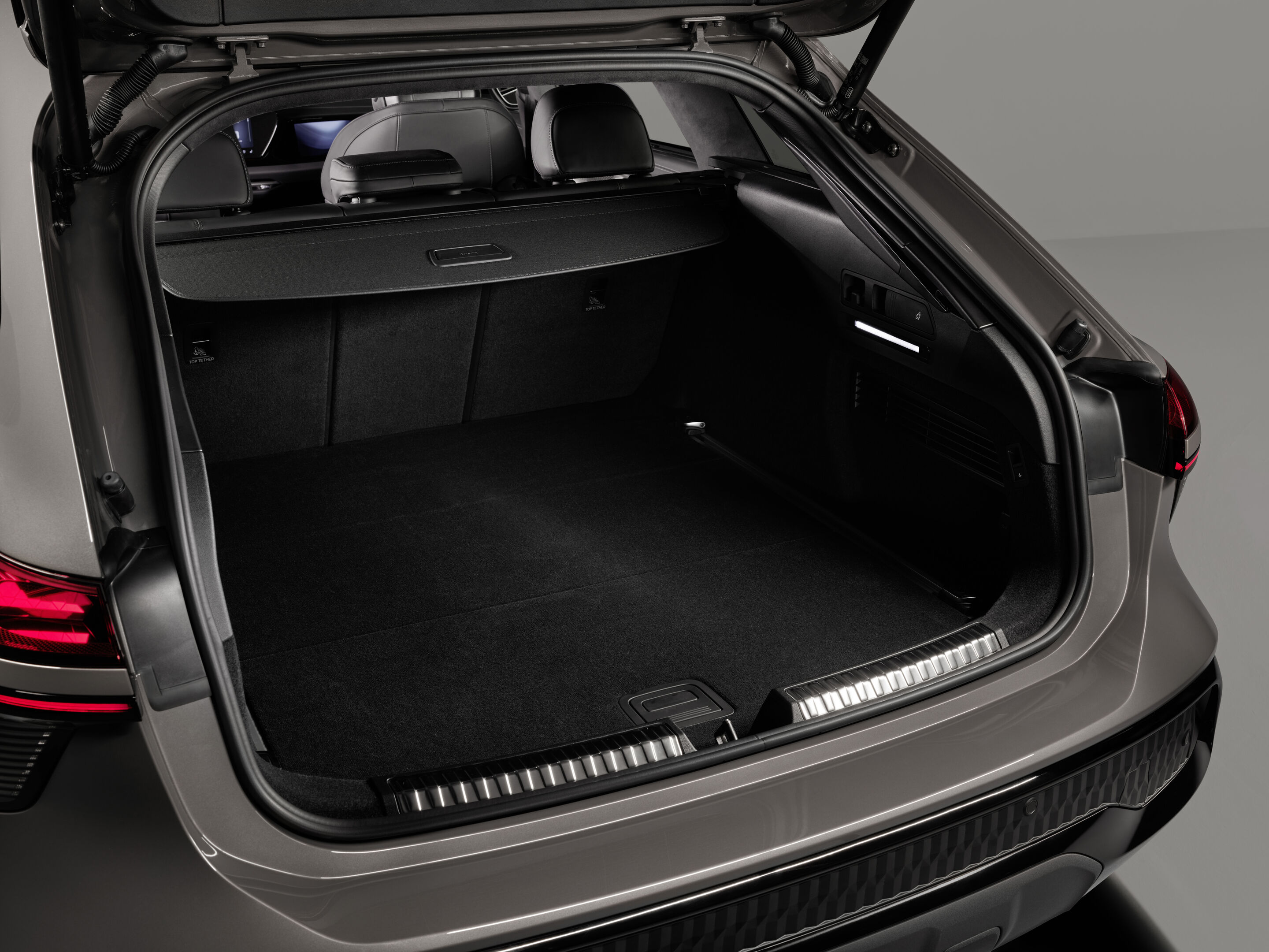 Audi A6 allroad quattro - Audi A6 allroad (plateaugrau metallic) Gepäckraum: Ein Trennnetz gibt es serienmäßig, ein Schienensystem optional. Die Rücksitze lassen sich per Fernentriegelung im Kofferraum umklappen.