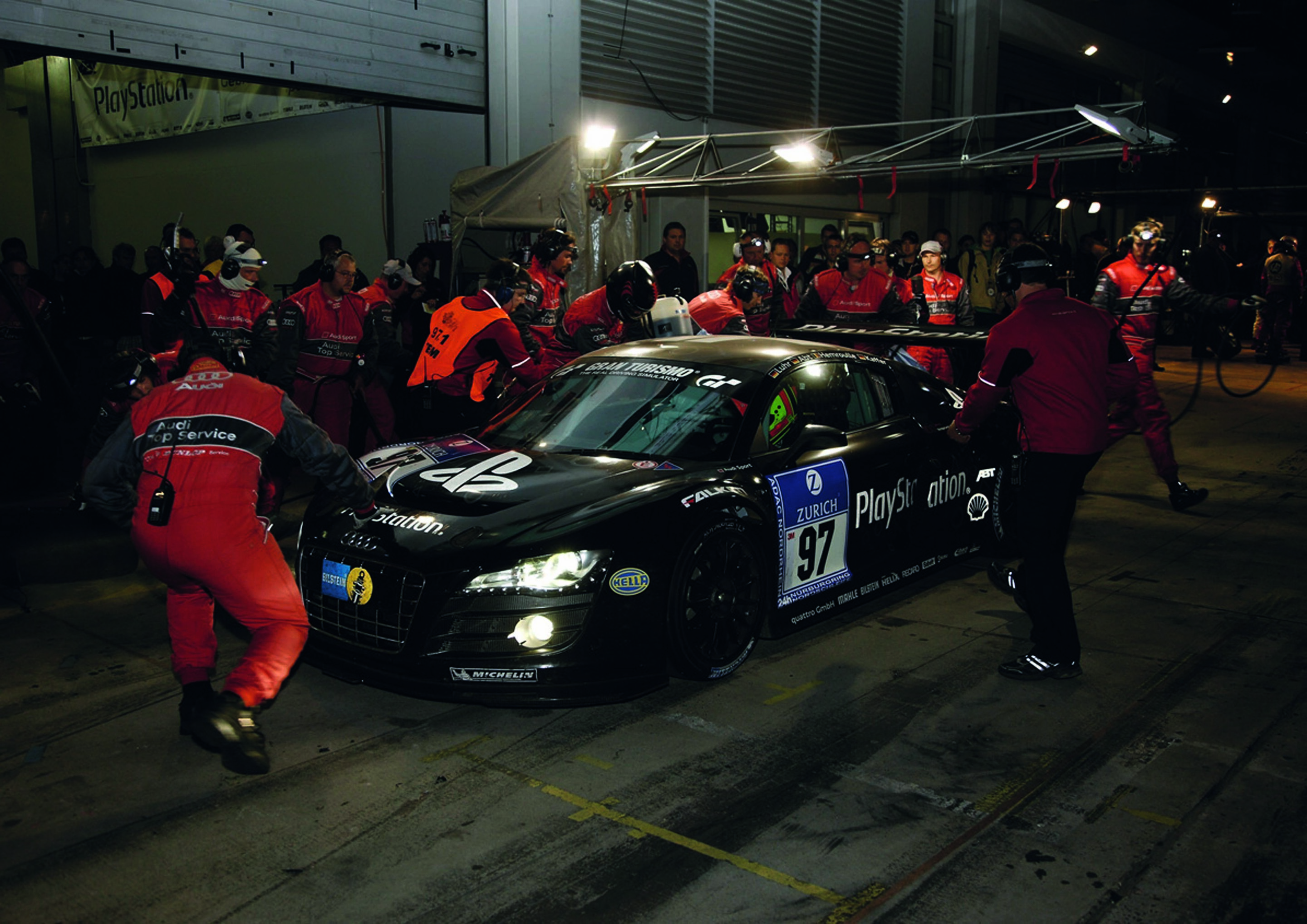 Jubiläumsmagazin Motorsport - Perfektion: Gut trainierte Boxenarbeit ist gerade auch im Gedrängel des 24-Stunden-Rennens wichtig.