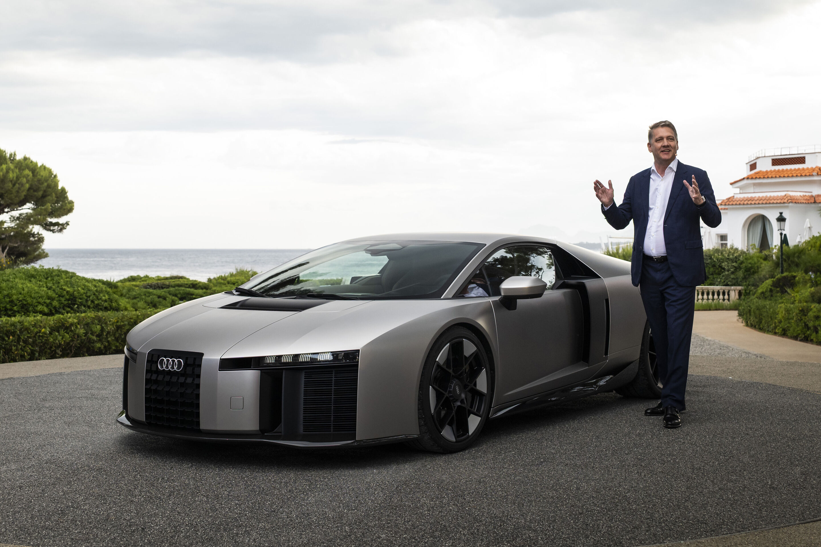 Audi präsentiert ersten Supersportwagen mit High Performance-Hybridantrieb - Mit dem Audi Nuvolari präsentiert die Marke ihren ersten Supersportwagen mit High-Performance-Hybridantrieb. CEO Gernot Döllner bei der Präsentation des seriennahen Prototyps...