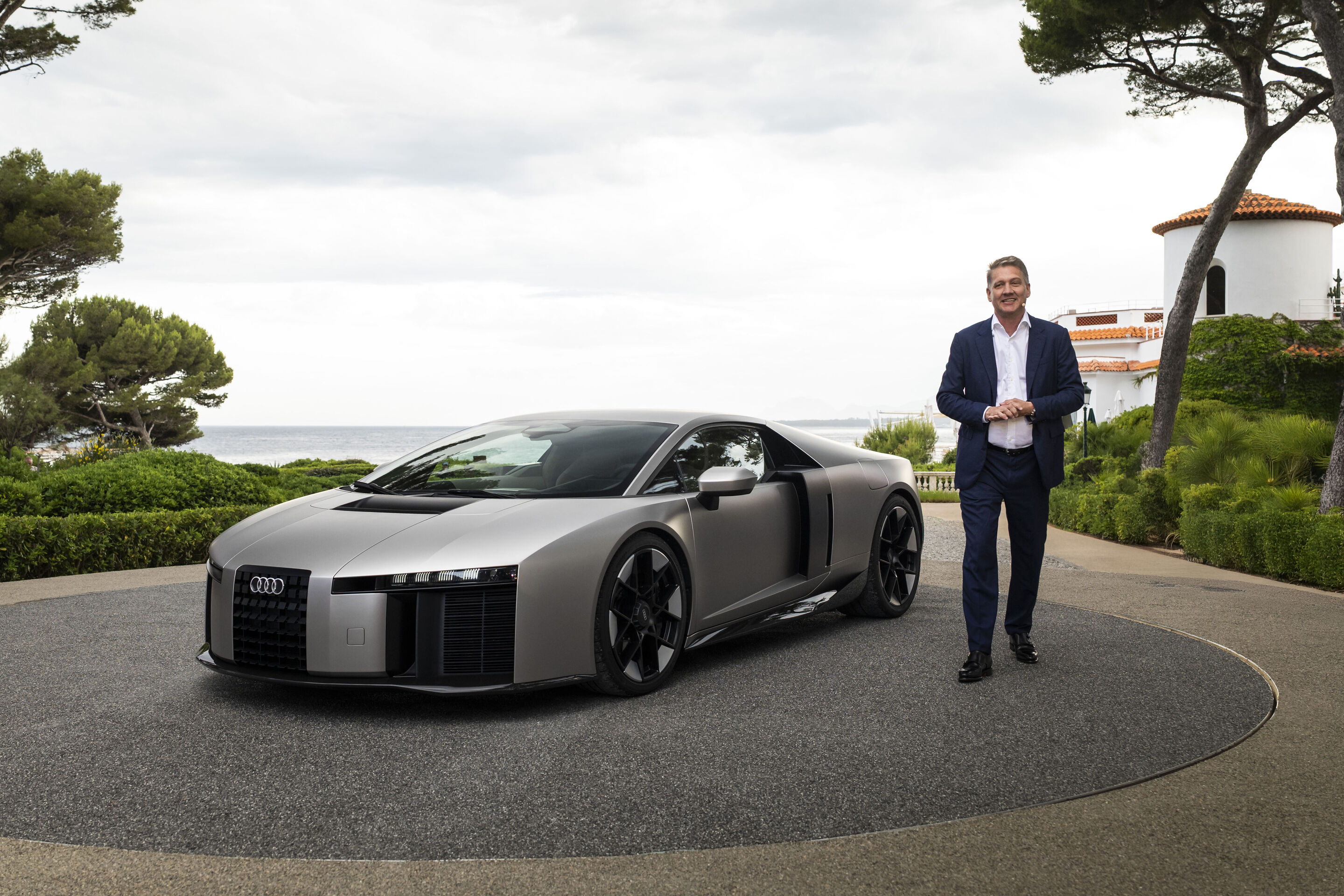 Audi präsentiert ersten Supersportwagen mit High Performance-Hybridantrieb - Mit dem Audi Nuvolari präsentiert die Marke ihren ersten Supersportwagen mit High-Performance-Hybridantrieb. CEO Gernot Döllner bei der Präsentation des seriennahen Prototyps...