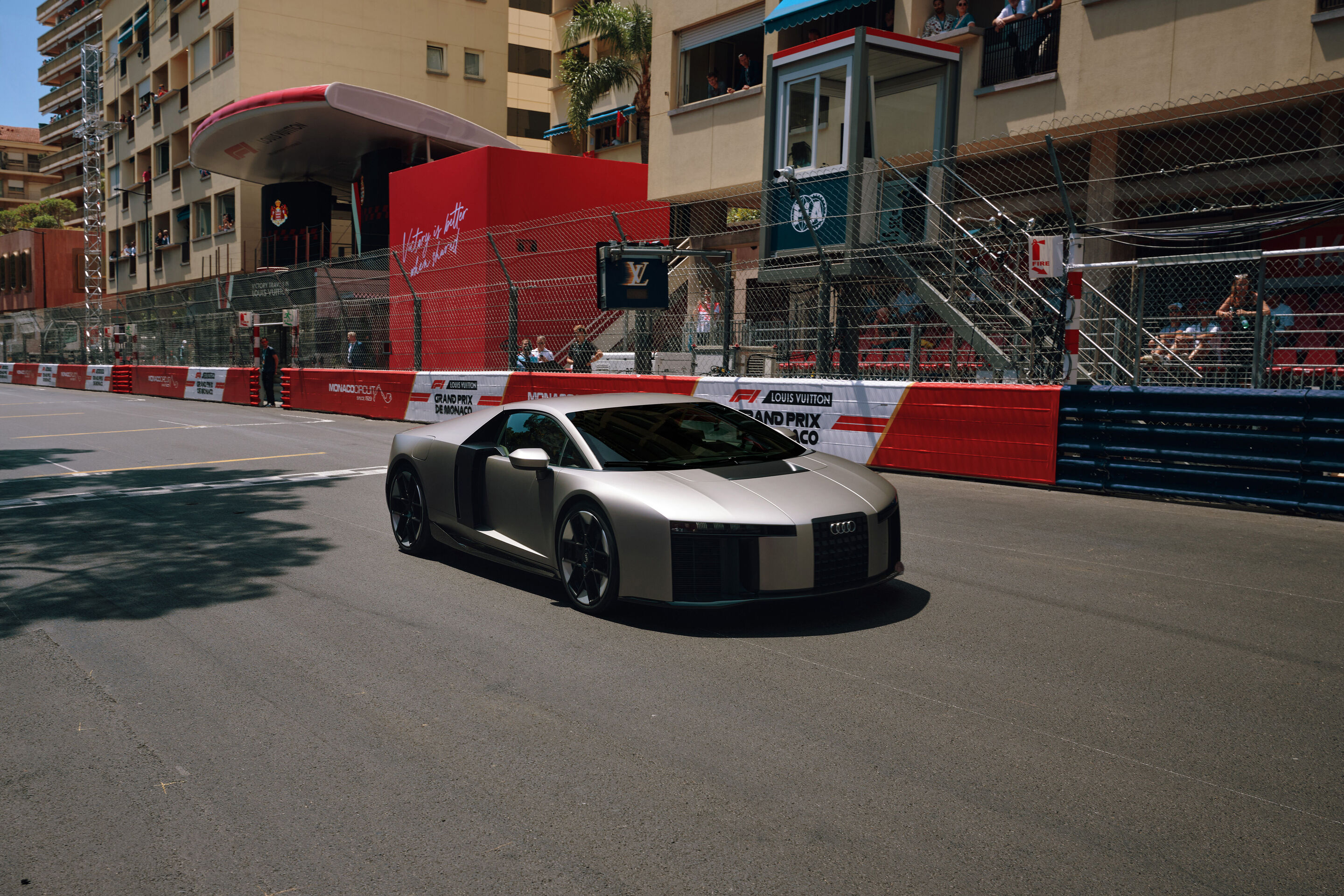 Audi Nuvolari beim Formel‑1‑Grand‑Prix in Monaco - Der Audi Nuvolari fährt vor dem Start des Formel-1-Grand-Prix in Monaco zwei Runden auf der Rennstrecke. FORMULA 1® images © Formula One World Championship Limited 2026
