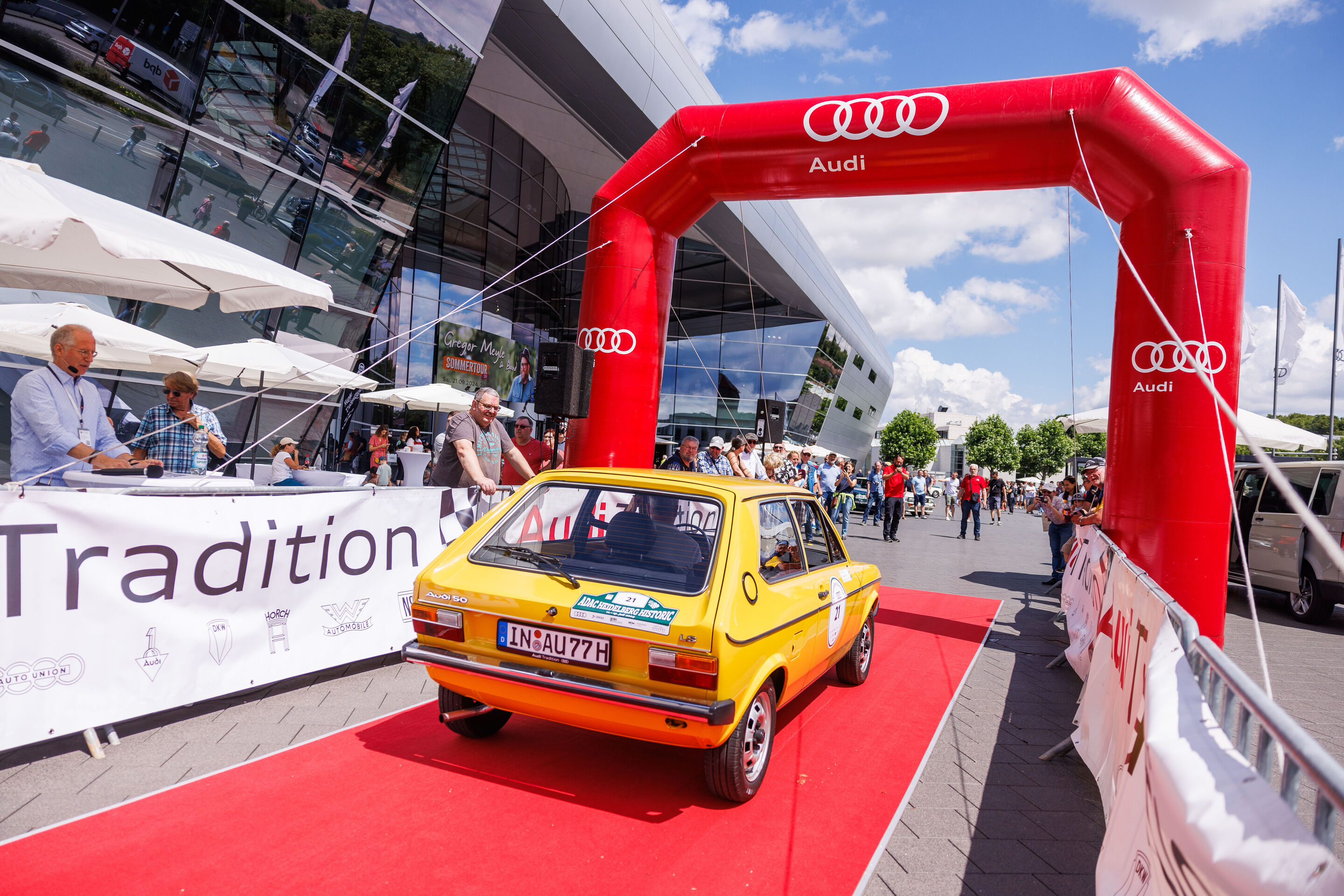Oldtimerrallye „ADAC Heidelberg Historic“ - Rund 200 Oldtimer machen bei der Rallye „ADAC Heidelberg Historic“ mit einer Durchfahrt Station auf der Piazza vor dem Audi Forum Neckarsulm.