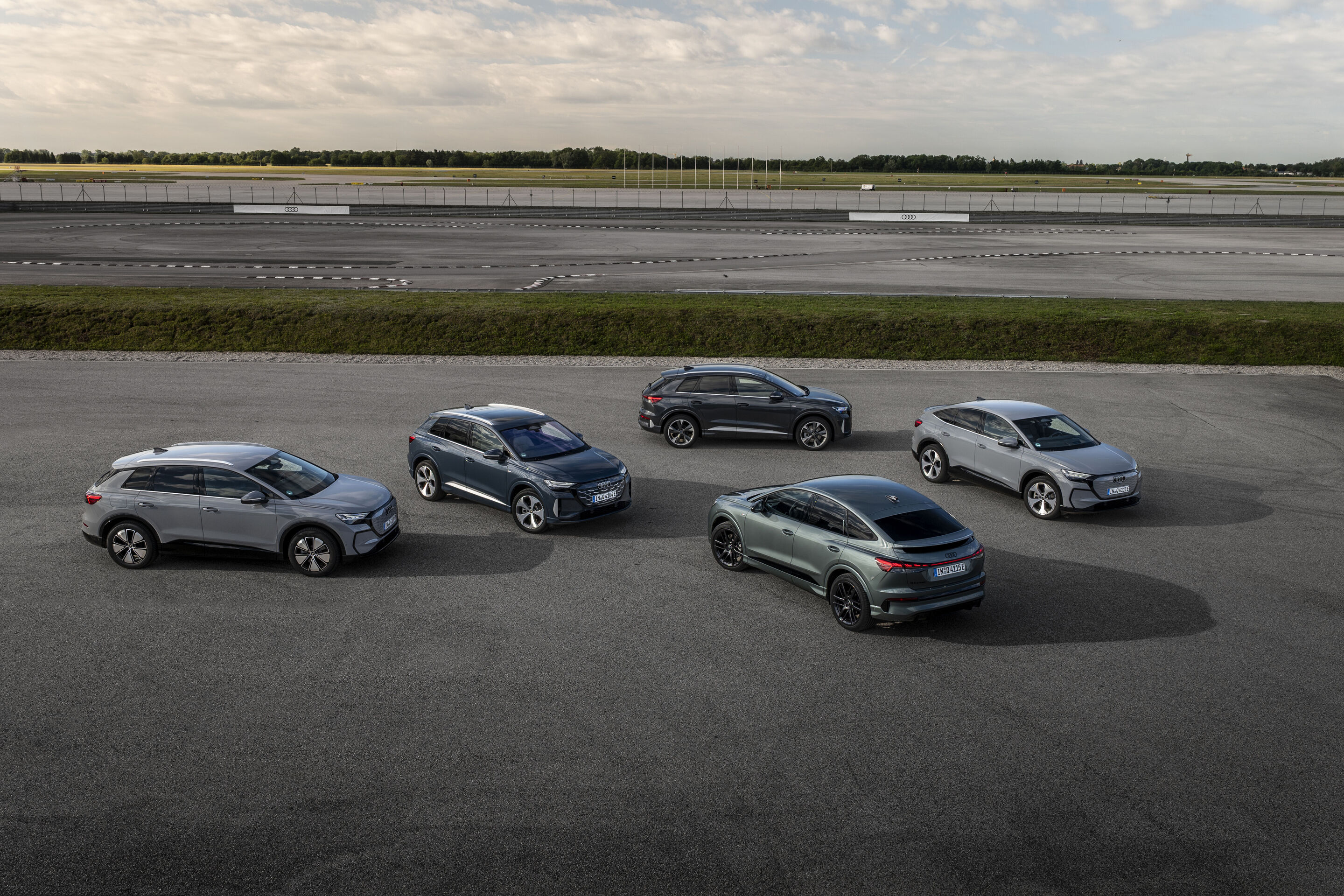 Ein Auto für jeden Moment: Unterwegs im Audi Q4 e-tron - Gruppenaufnahme des Audi Q4 SUV e-tron und Audi Q4 Sportback e-tron, Outdoor-Standaufnahme, Exterieur
