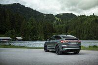 Ein Auto für jeden Moment: Unterwegs im Audi Q4 e-tron - Audi Q4 Sportback e-tron in Sage grün metallic, Outdoor-Standaufnahme, Exterieur, Dreiviertelheckansicht vor einem See in alpiner Landschaft.