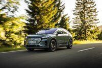 Ein Auto für jeden Moment: Unterwegs im Audi Q4 e-tron - Audi Q4 Sportback e-tron in Sage grün metallic, Outdoor-Fahraufnahme, Exterieur auf einer Landstraße.