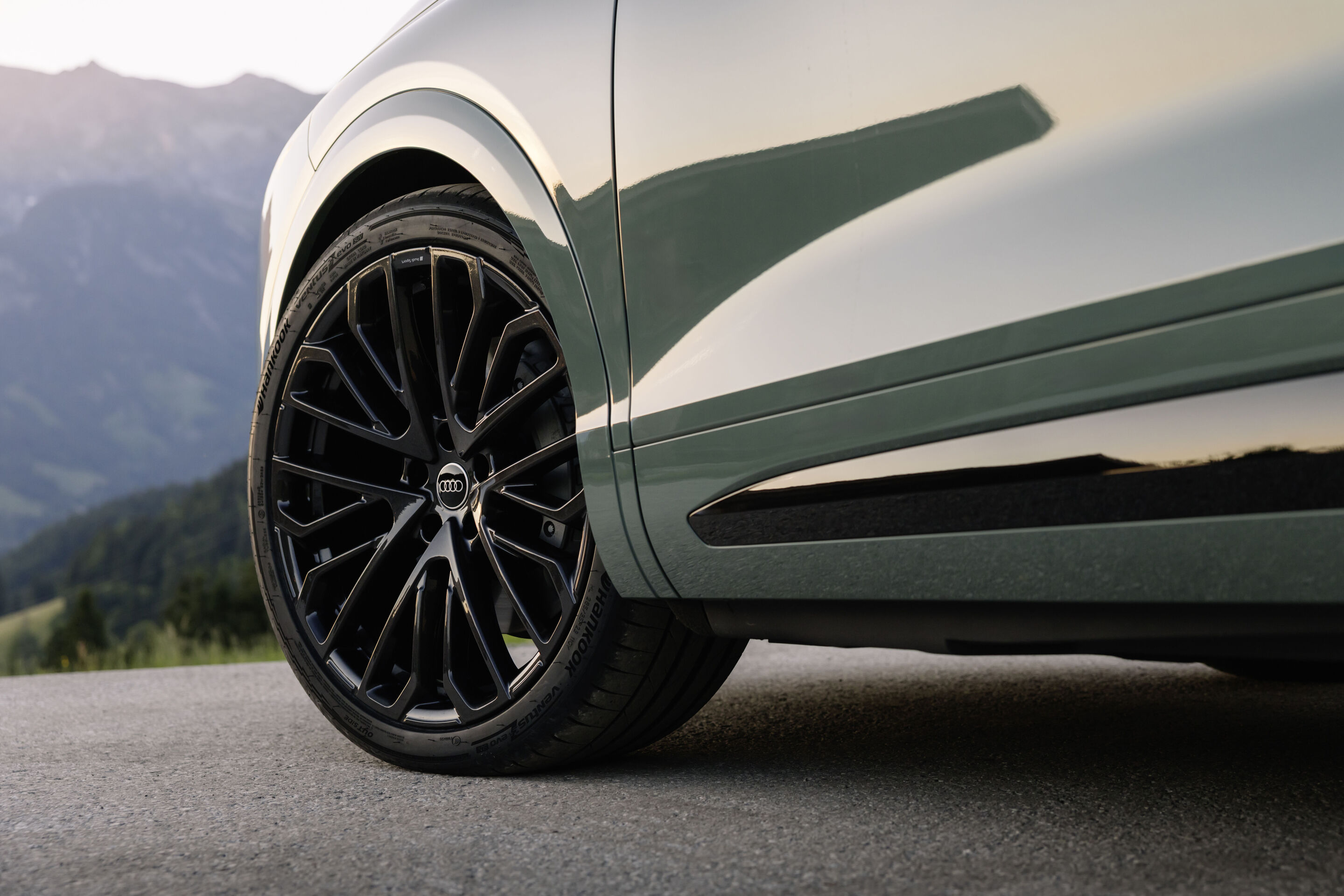 Audi Q7 SUV - Agavengrün Metallic, Outdoor-Standaufnahme, Exterieur, Rad
