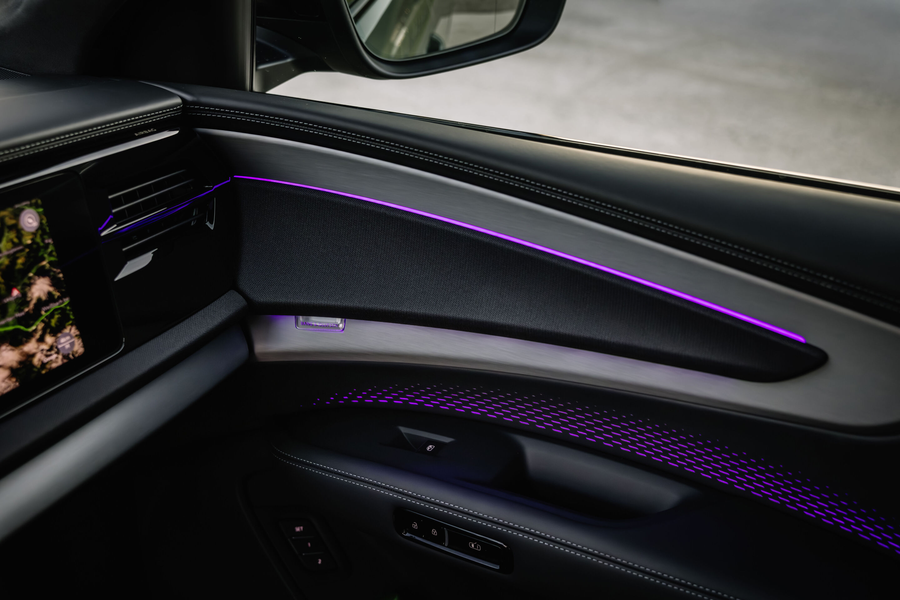 Audi Q7 SUV - Agavengrün Metallic, Standaufnahme, Interieur, Lichtinszenierung