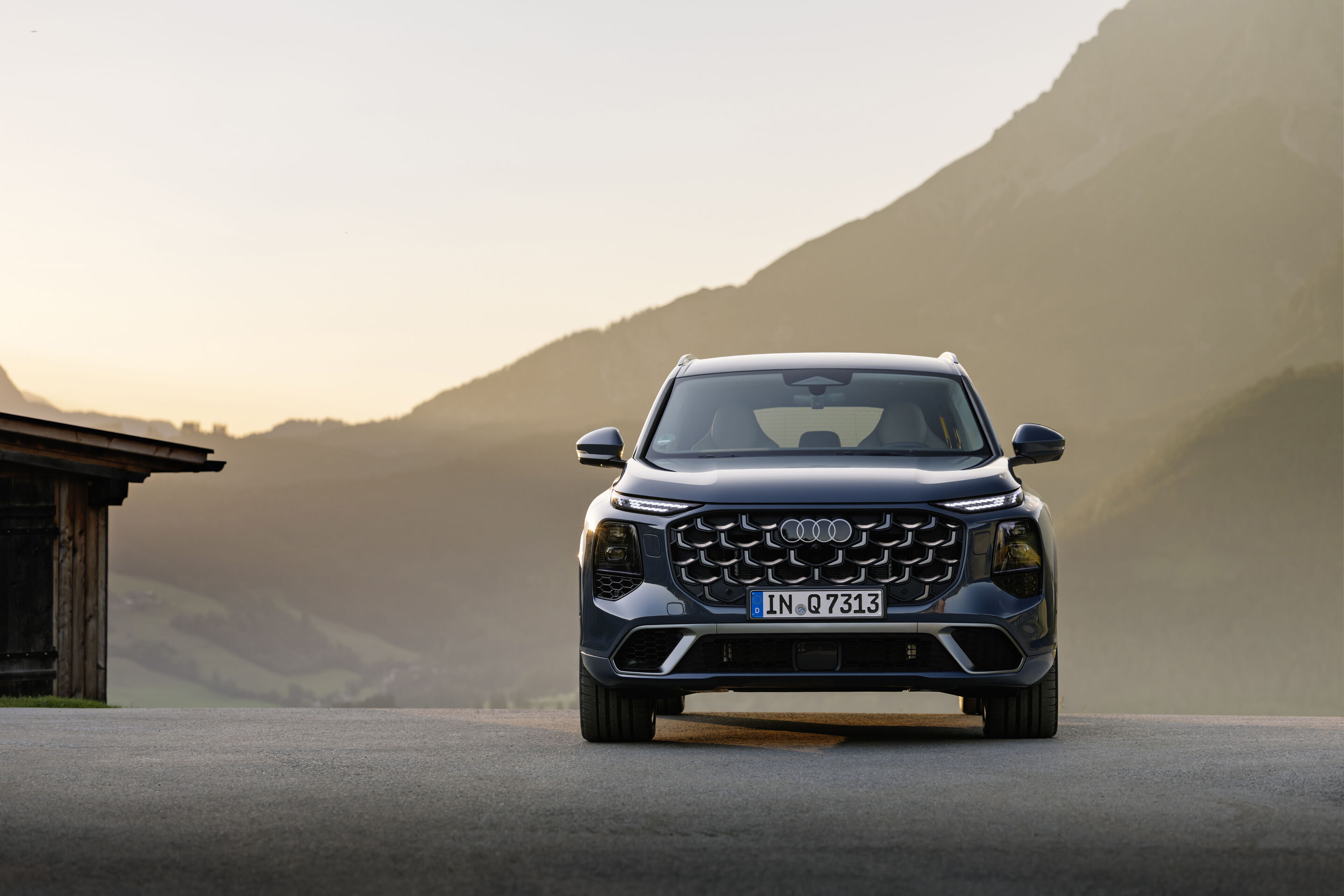 Audi Q7 SUV - Alopiasblau Metallic, Standaufnahme, Exterieur, Frontansicht