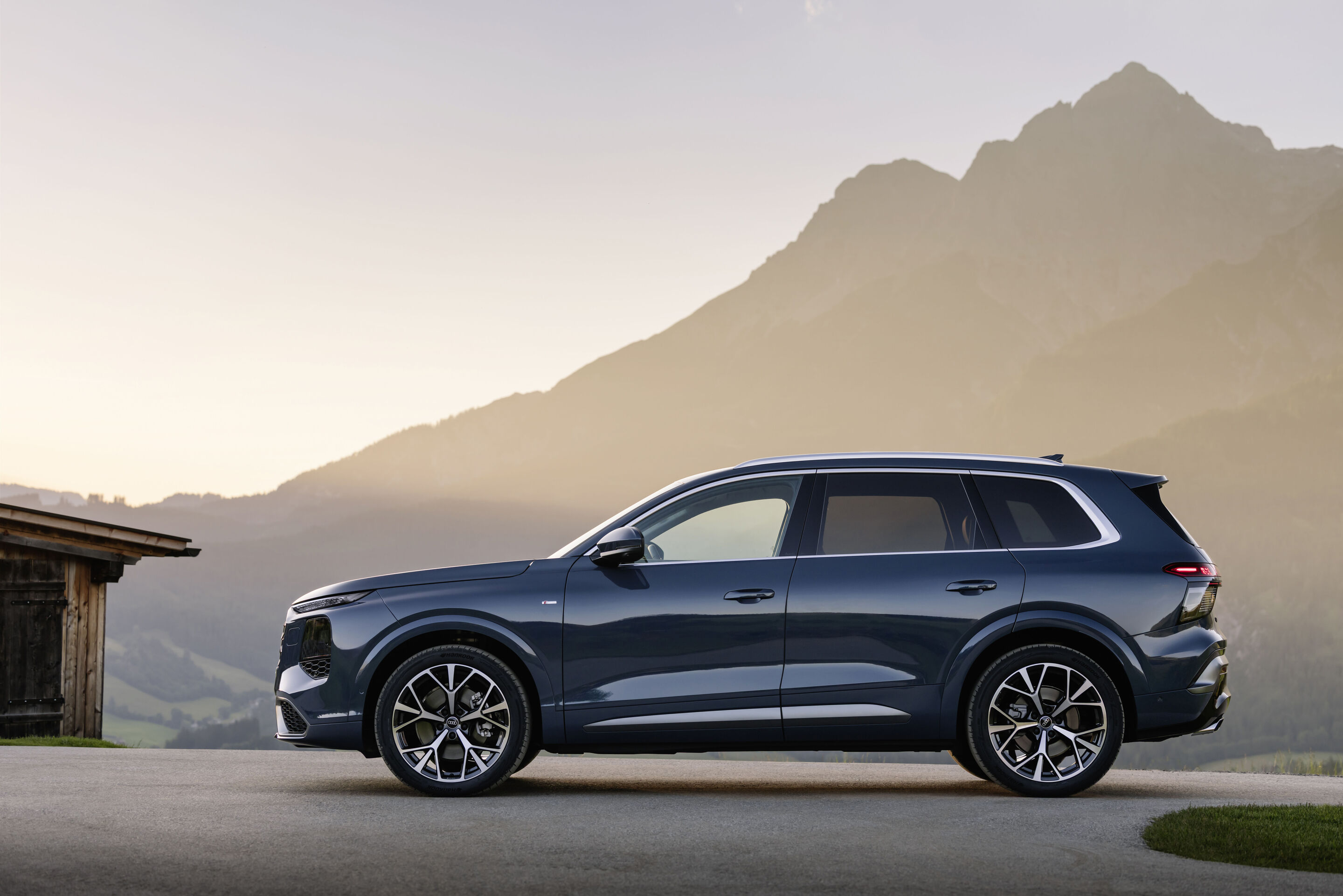 Audi Q7 SUV - Alopiasblau Metallic, Standaufnahme, Exterieur, Seitenansicht