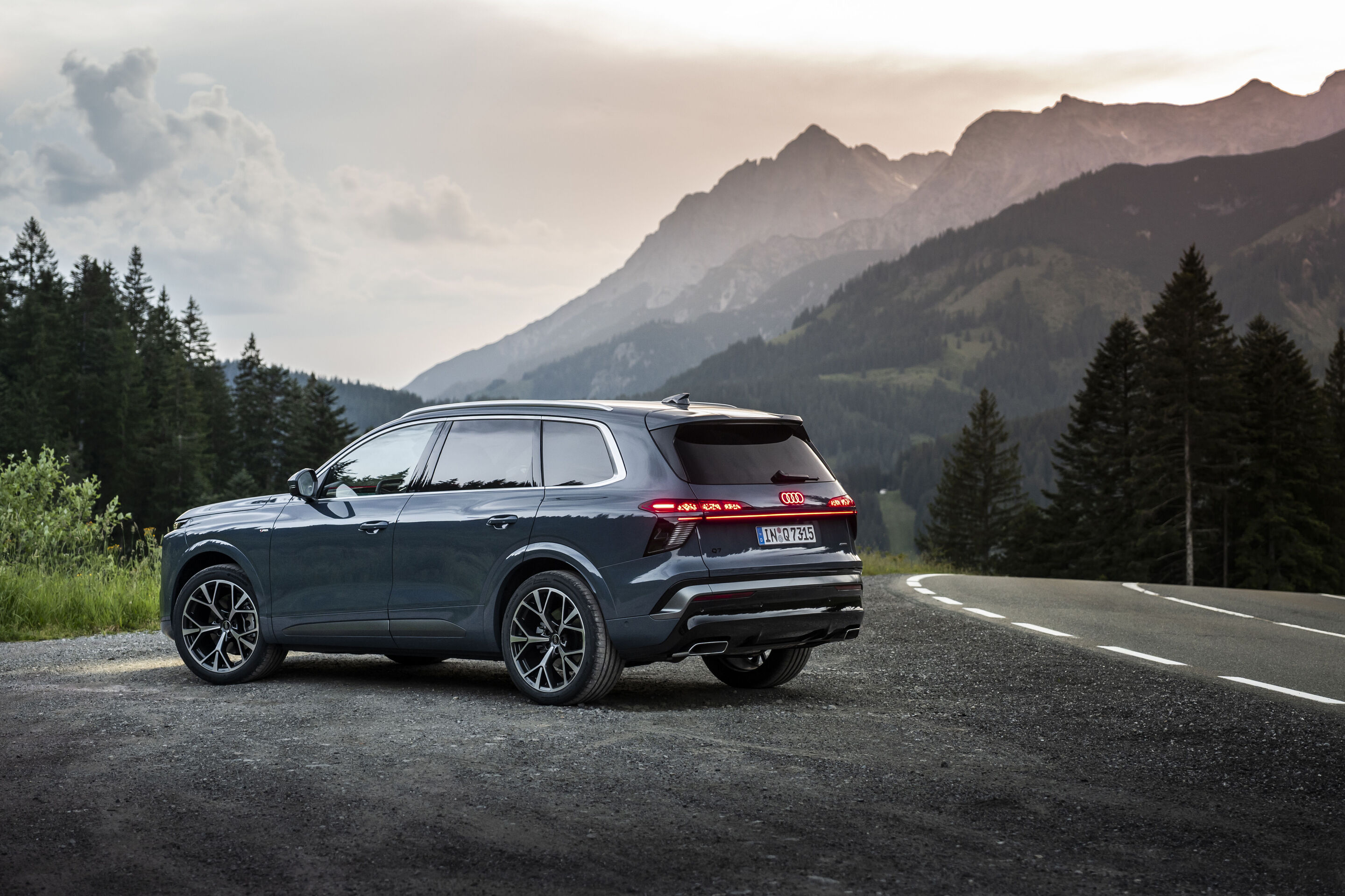 Audi Q7 SUV - Alopiasblau Metallic, Standaufnahme, Exterieur, Dreiviertelheckansicht