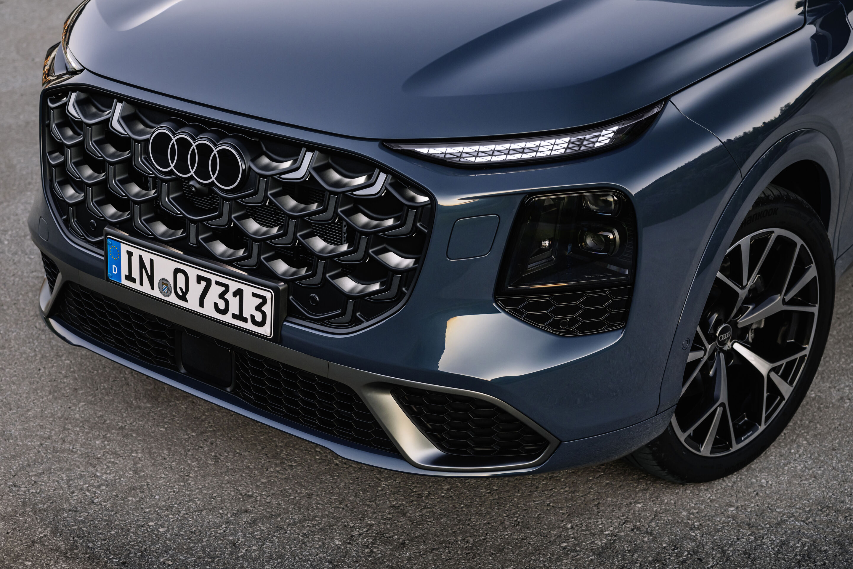 Audi Q7 SUV - Alopiasblau Metallic, Outdoor-Standaufnahme, Exterieur, Detailansicht Front