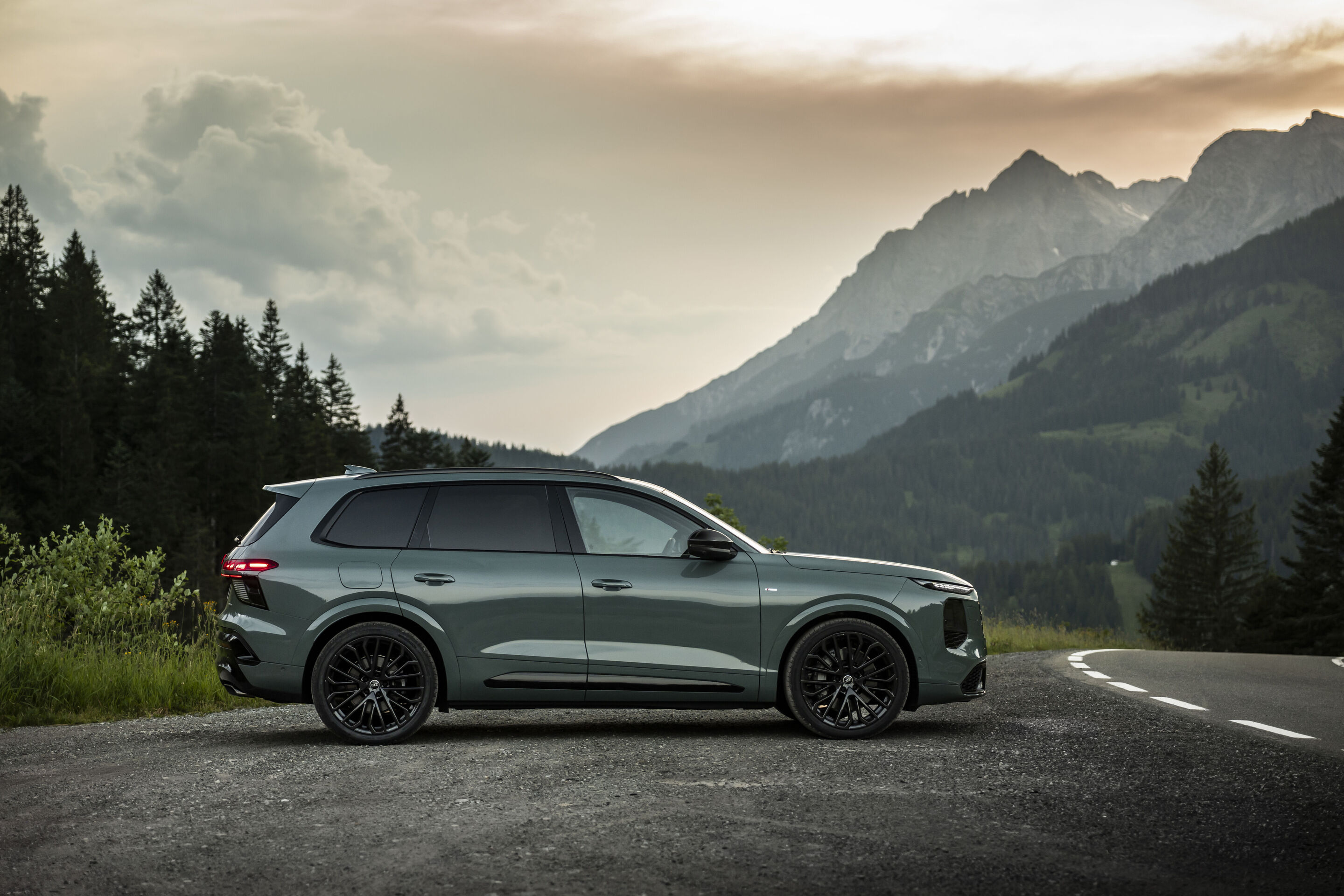 Audi Q7 SUV - Agavengrün Metallic, Standaufnahme, Exterieur, Seitenansicht