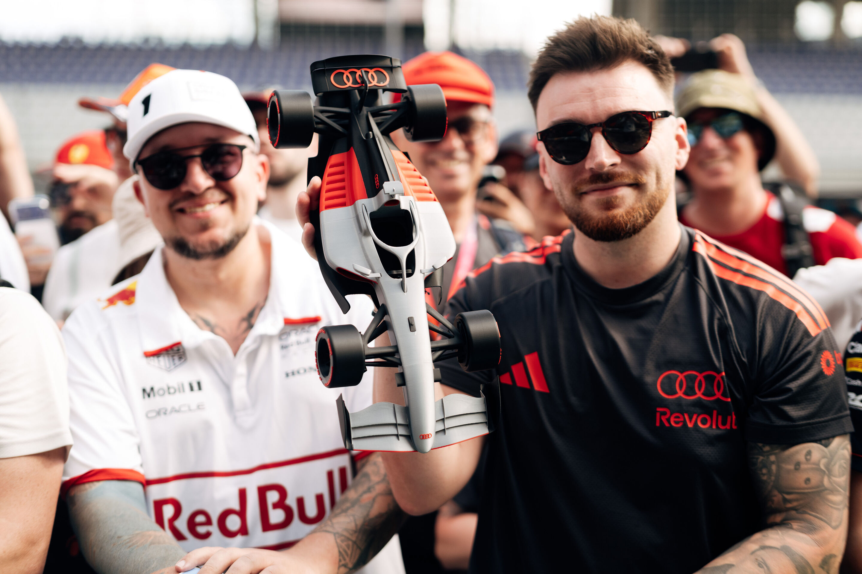 Audi Revolut F1 Team: Grand Prix von Österreich - Fan mit einem Modell des Audi R26