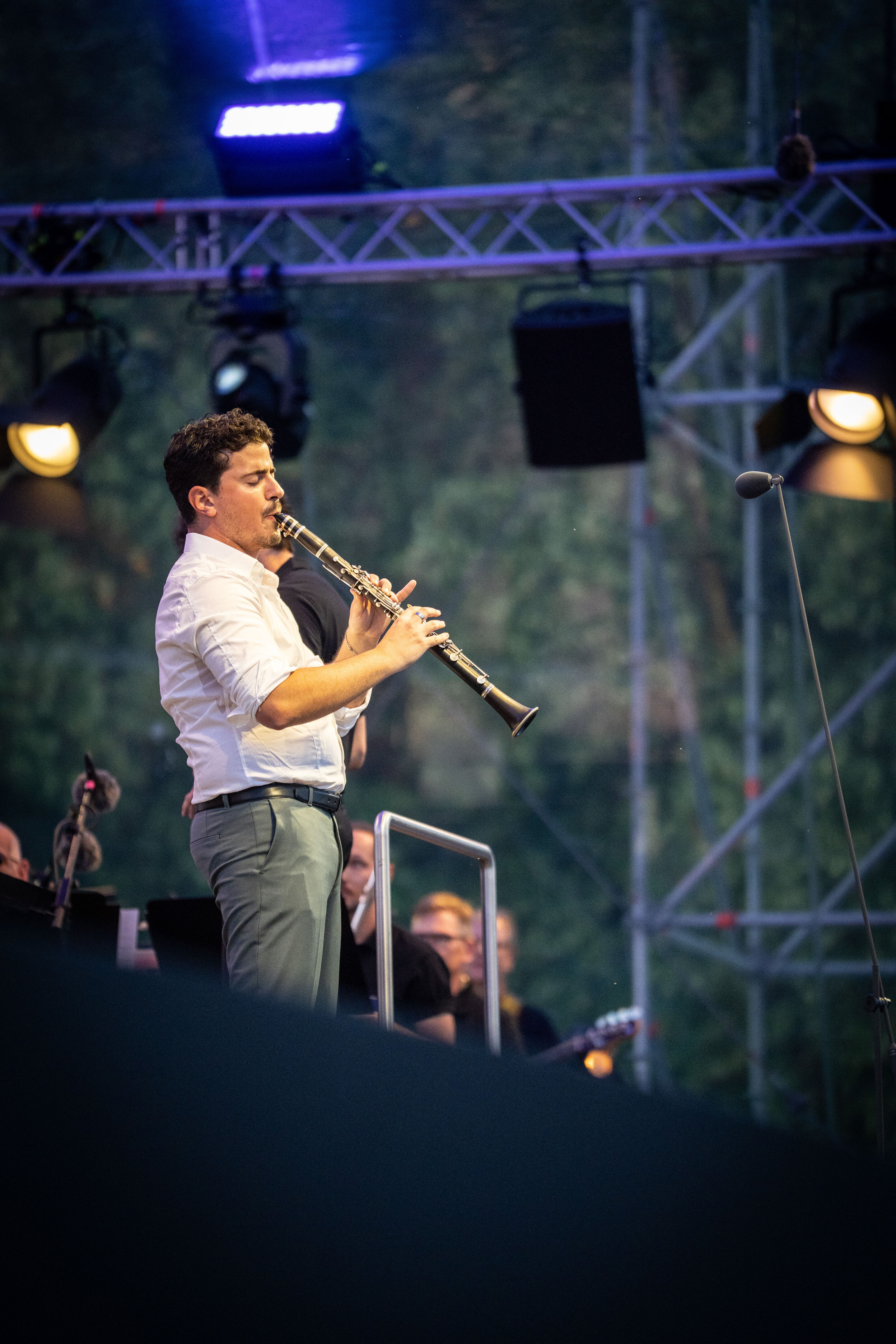 Die Audi Bläserphilharmonie beim Eröffnungskonzert/Klassik Open Air im Klenzepark - Klarinettensolist Elad Navon auf der Bühne beim Eröffnungskonzert der Audi Sommerkonzerte 2026 im Klenzepark.