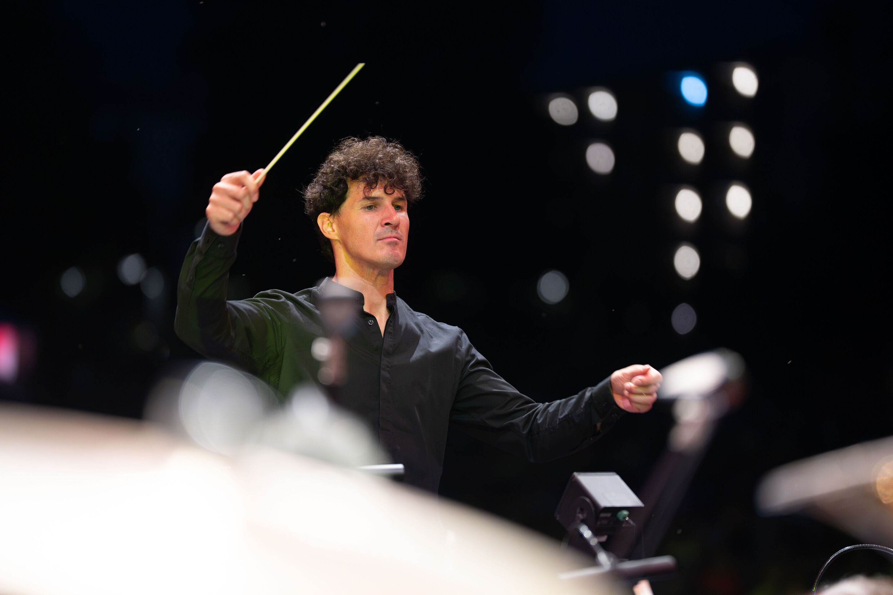 Die Audi Bläserphilharmonie beim Eröffnungskonzert/Klassik Open Air im Klenzepark - Dirigent Mathias Wehr leitet die Audi Bläserphilharmonie beim Open-Air Eröffnungskonzert im Klenzepark der Audi Sommerkonzerte 2026 im Klenzepark.