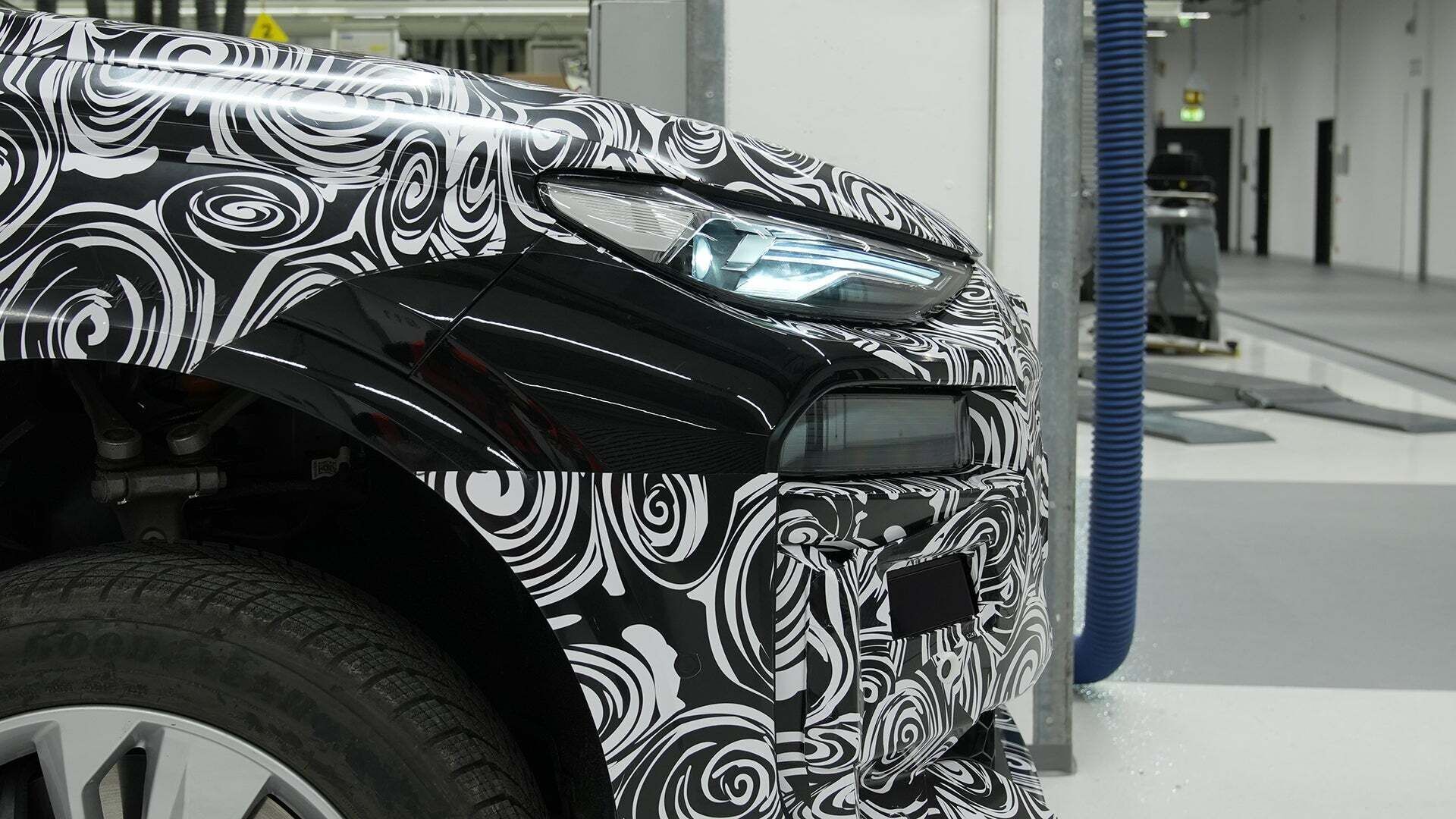 Pilothalle - Vorderseite eines schwarz-weiß folierten Audis mit einem Muster
