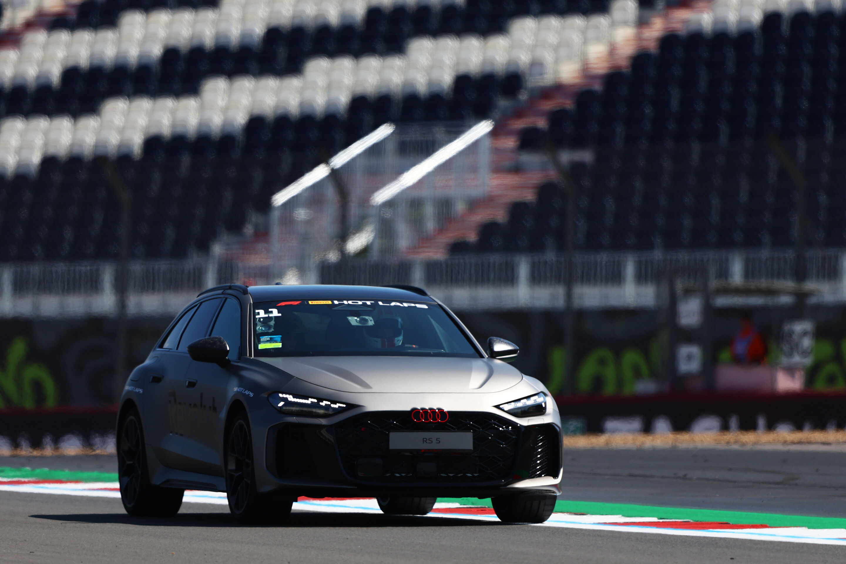 Audi Revolut F1 Team: Grand Prix von Großbritannien - Der Audi RS 5 Avant feiert beim F1 Grand Prix in Silverstone seine Premiere als Fahrzeug für die F1® Pirelli Hot Laps im Rahmenprogramm der Formel 1
