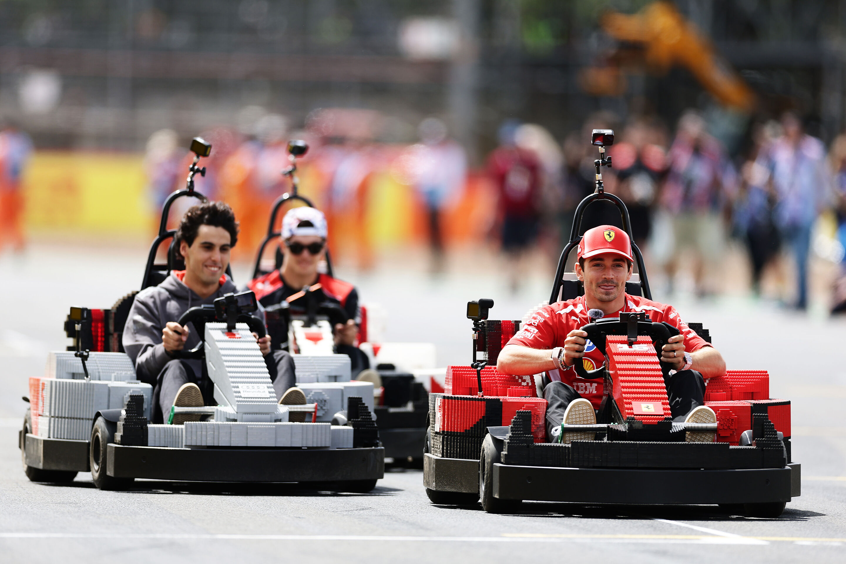 Audi Revolut F1 Team: Grand Prix von Großbritannien - Fahrerparade mit Lego-Fahrzeugen, Gabriel Bortoleto im Duell mit Charles Leclerc
