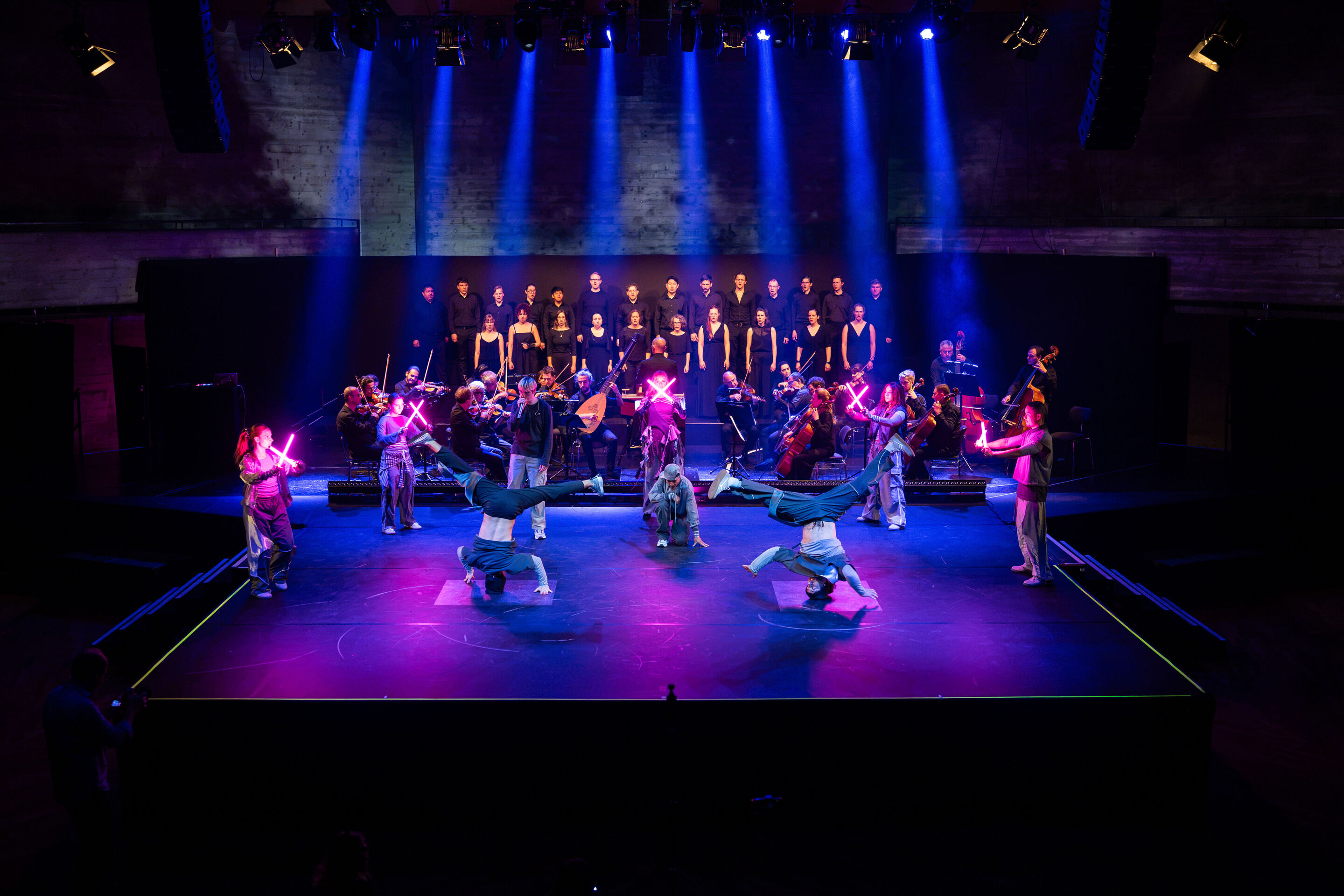 Audi Summer concert: Performance of “Dido and Aeneas” featuring Flying Steps at the Festsaal Ingolstadt - On the stage of the Festsaal at the Stadttheater Ingolstadt, illuminated by blue spotlights, eight dancers from the Flying Steps dance company can...
