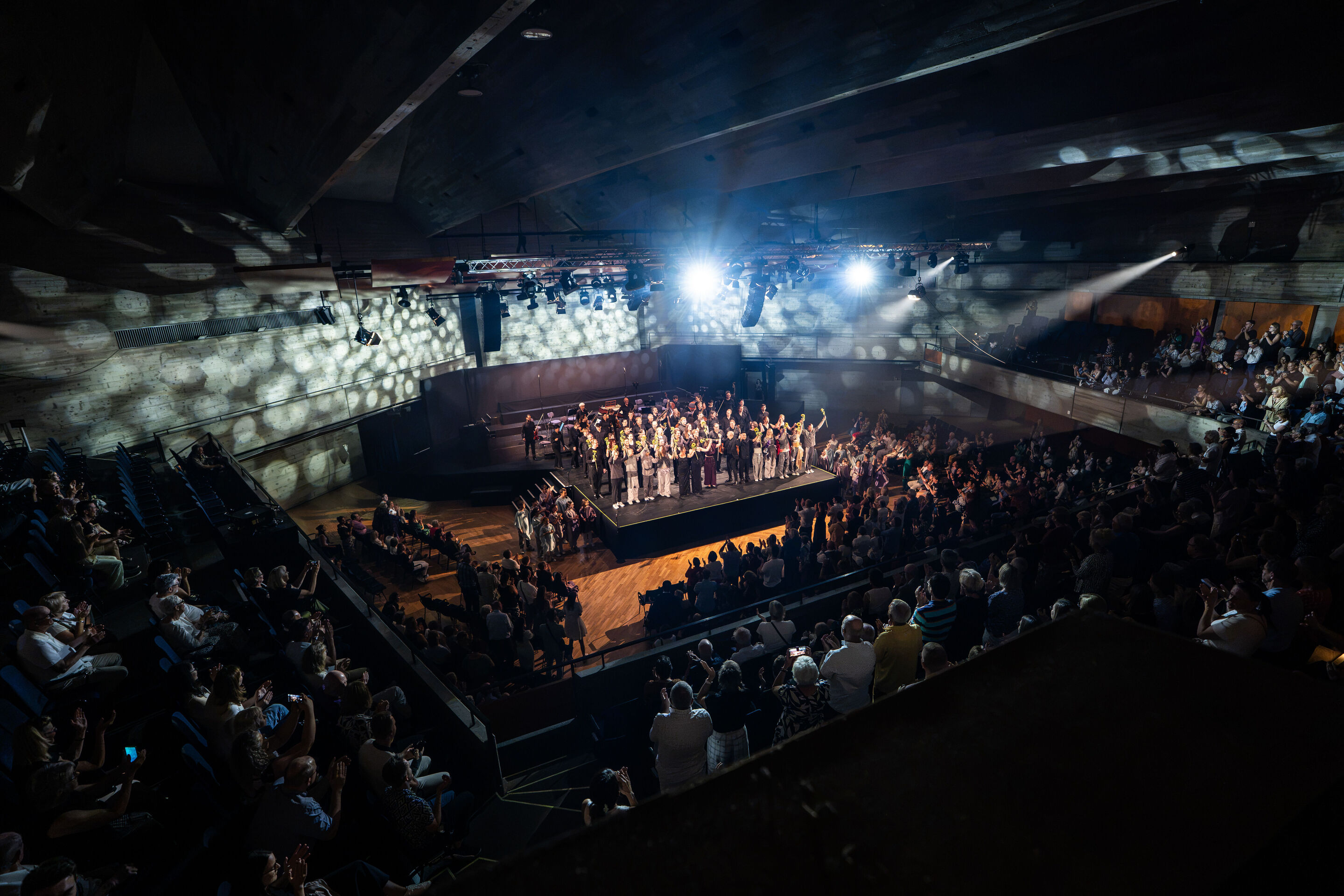 Audi Summer concert: Performance of “Dido and Aeneas” featuring Flying Steps at the Festsaal Ingolstadt - View from the auditorium towards the stage in the Festsaal of the Stadttheater Ingolstadt. For the final curtain call, accompanied by a standing...