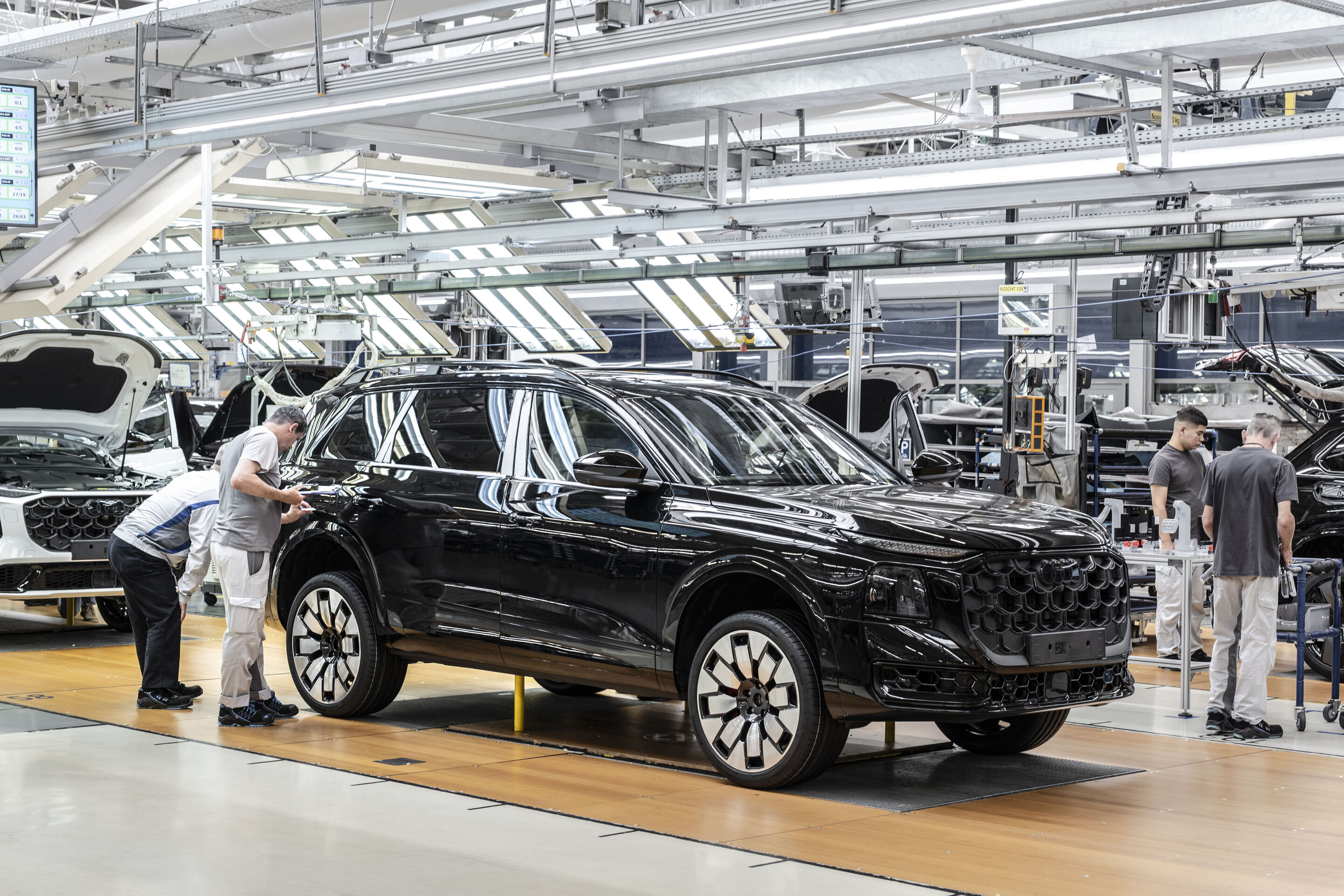 Produktion des Audi Q9 am Standort Bratislava - In der slowakischen Hauptstadt Bratislava produziert Audi seit 2026 neben dem Q7 und dem Q8 auch den neuen Audi Q9. An diesem Standort werden Automobile von vier Konzernmarken unter einem Dach produziert.