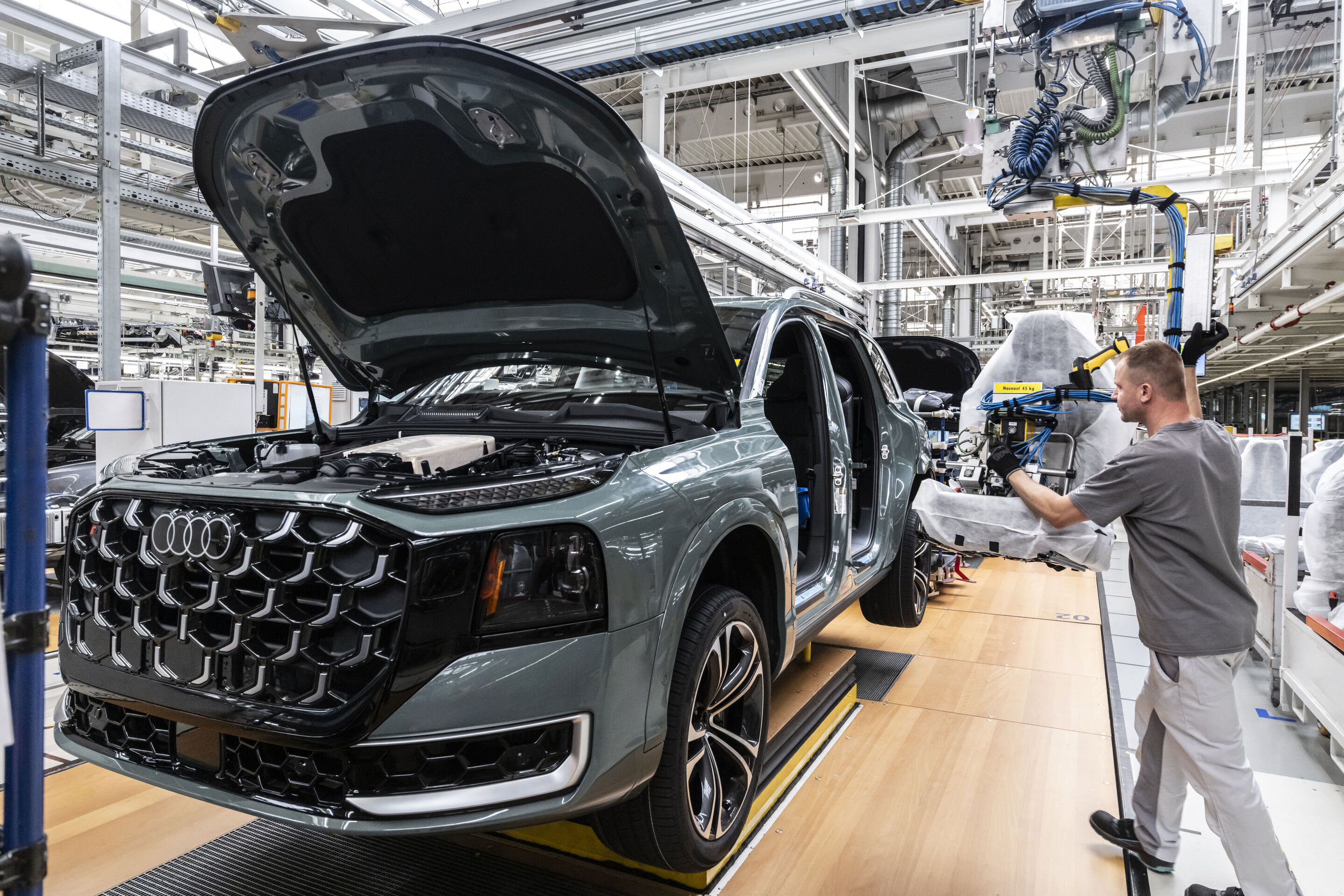Produktion des Audi Q9 am Standort Bratislava - In der slowakischen Hauptstadt Bratislava produziert Audi seit 2026 neben dem Q7 und dem Q8 auch den neuen Audi Q9. An diesem Standort werden Automobile von vier Konzernmarken unter einem Dach produziert.
