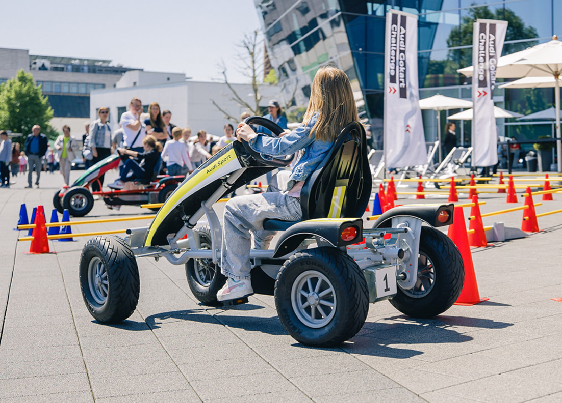 Audi Forum Neckarsulm: Ein Samstag für die ganze Familie - Fahrt mit dem Go-Kart auf der Forumspiazza.