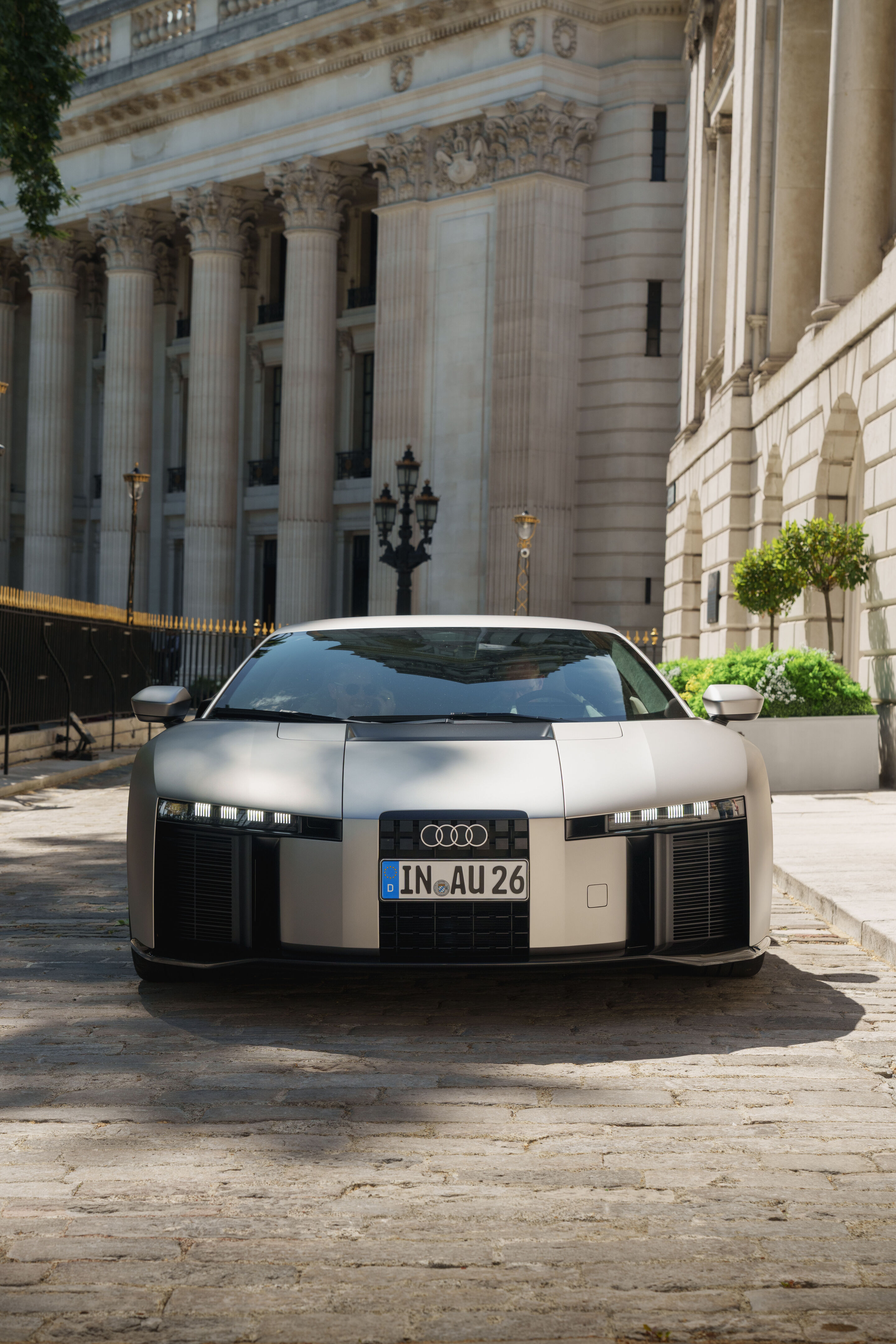 Audi Nuvolari in London - Der Nuvolari wird das leistungsstärkste und schnellste Serienfahrzeug in der Geschichte der Marke – und zugleich das erste Serienmodell der neuen Designphilosophie. Anfang Juli sorgte der Supersportwagen bei seinem Debüt im Vereinigten...