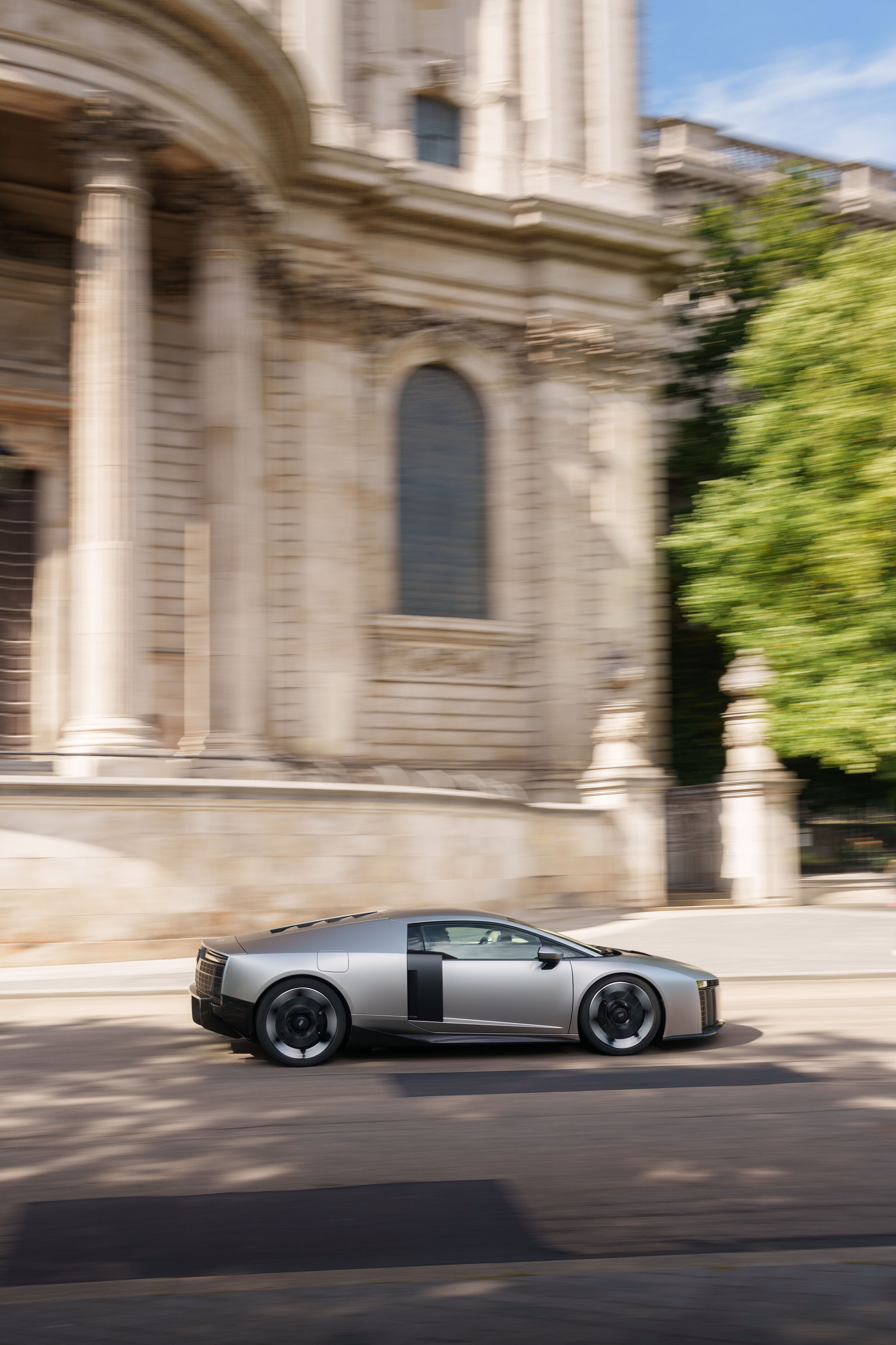 Audi Nuvolari in London - Der Nuvolari wird das leistungsstärkste und schnellste Serienfahrzeug in der Geschichte der Marke – und zugleich das erste Serienmodell der neuen Designphilosophie. Anfang Juli sorgte der Supersportwagen bei seinem Debüt im Vereinigten...