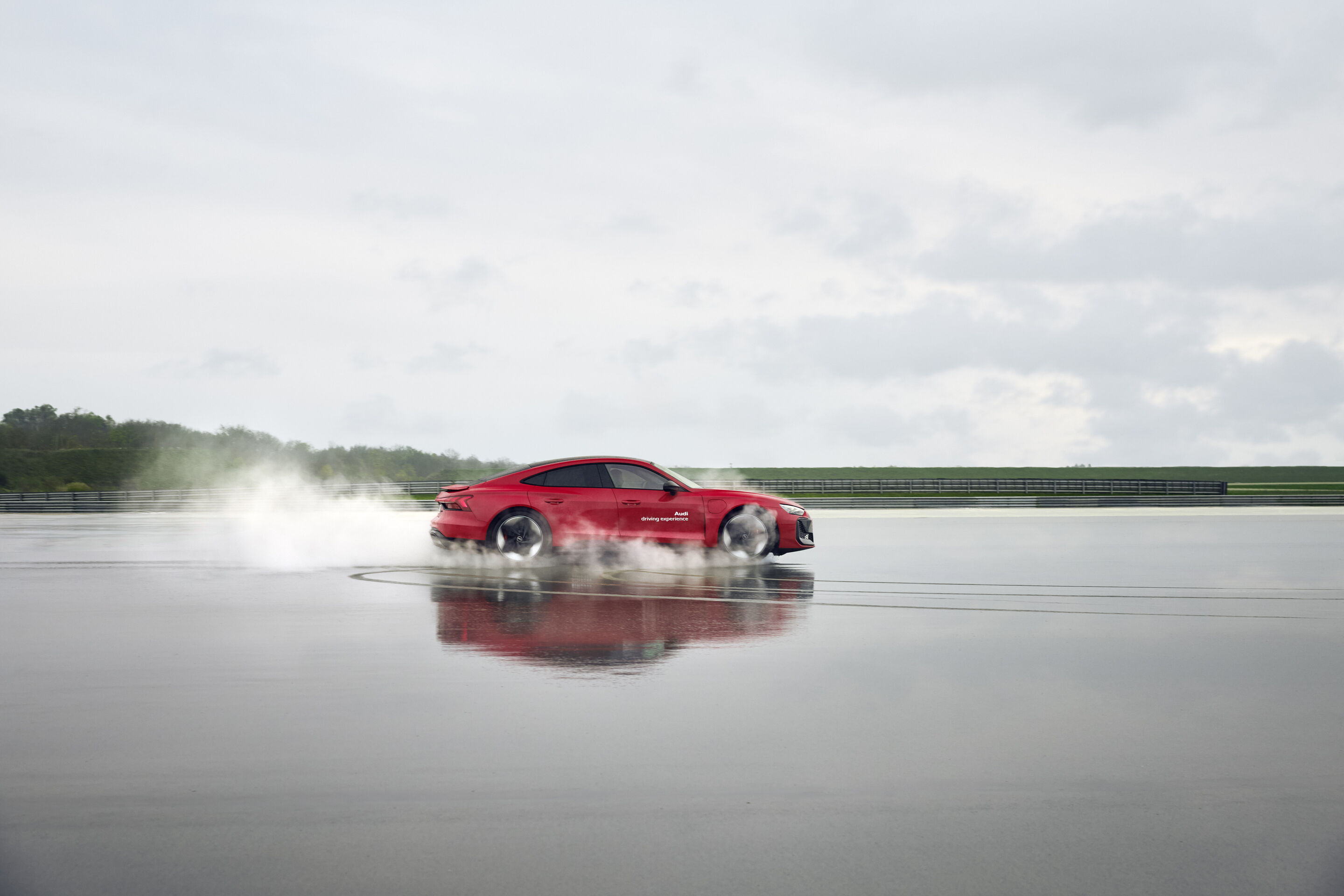 Audi driving experience - Audi RS e-tron GT auf bewässerter Fahrdynamikfläche.