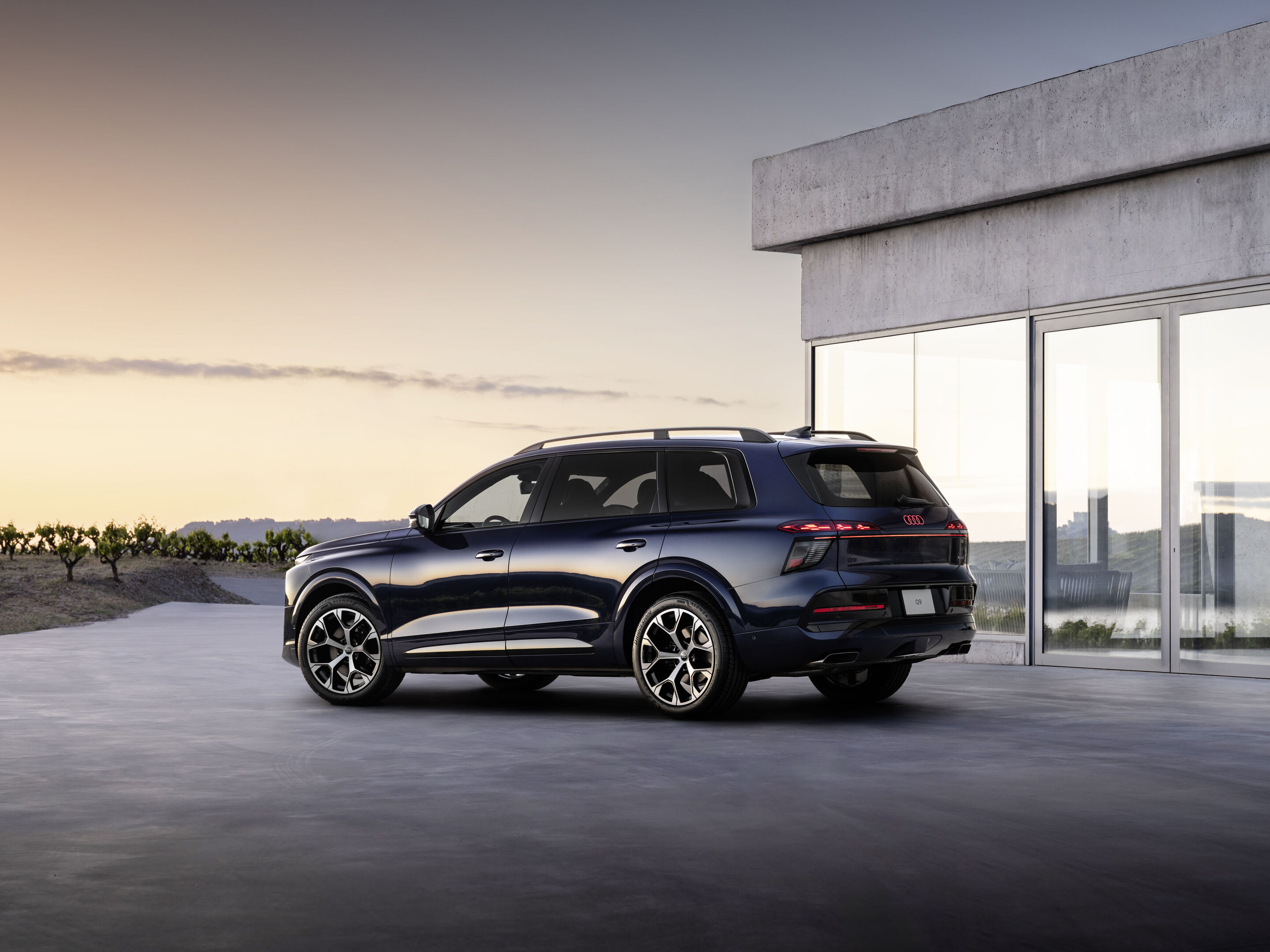 Audi Q9 SUV - Waitomo blue metallic, outdoor static photo, exterior, three-quarter rear view
